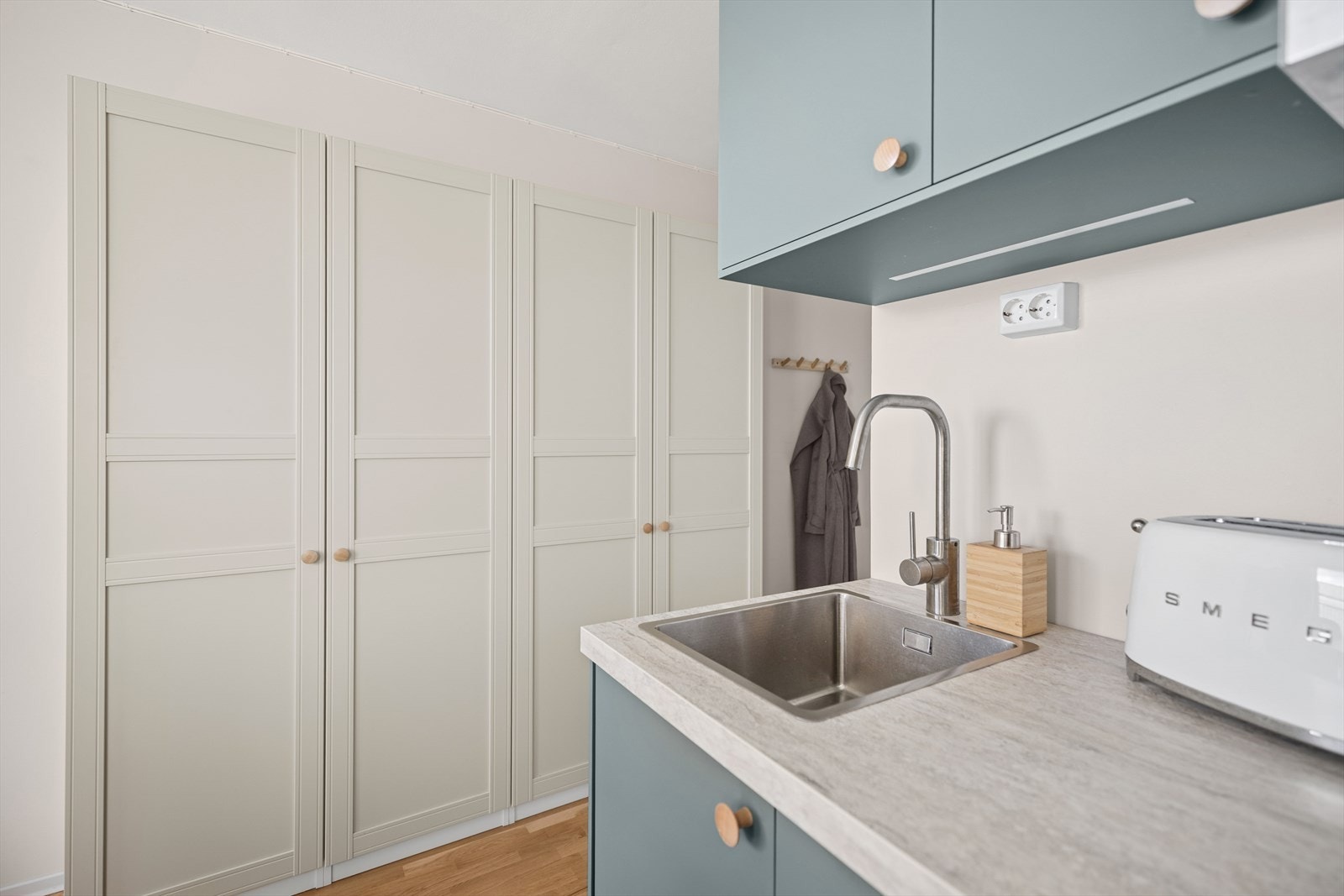 Her er det godt med skap- og lagringsplass, slik at du enkelt får plass til det du trenger - både til hverdags og når du får gjester. Galleribilde