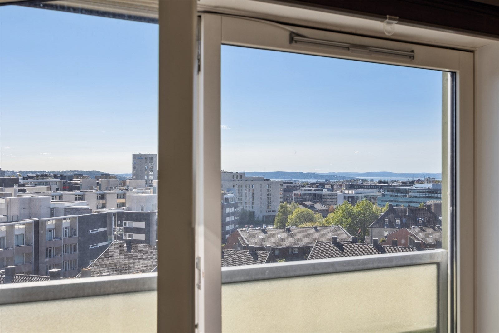 Fra leiligheten har du flott utsikt , i tillegg til felles takterrasse med utsikt over hele byen og fjorden. Galleribilde