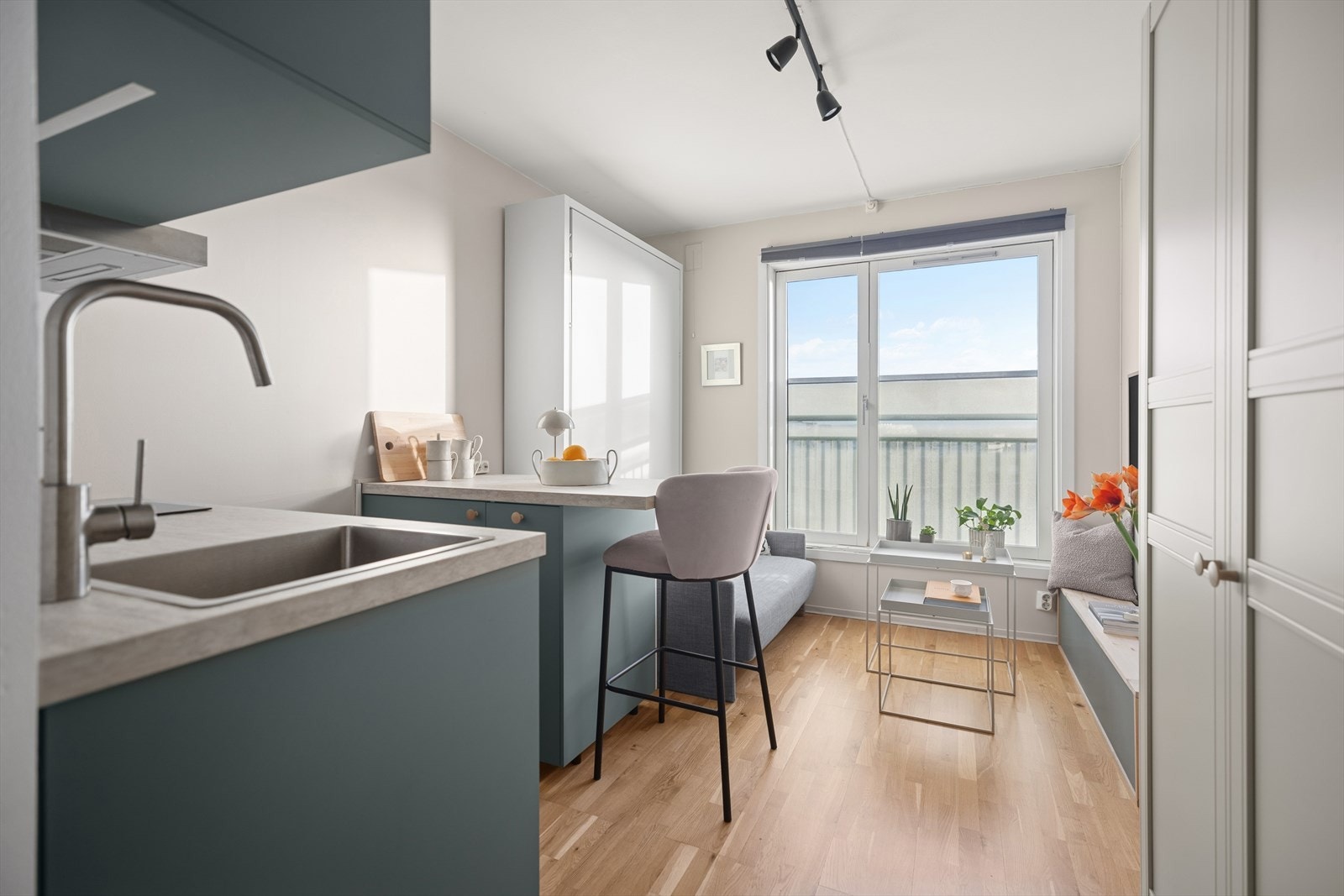 Lys og luftig stue/kjøkken med store vinduer, fransk balkong og god plass til sofakrok og oppbevaring. Galleribilde