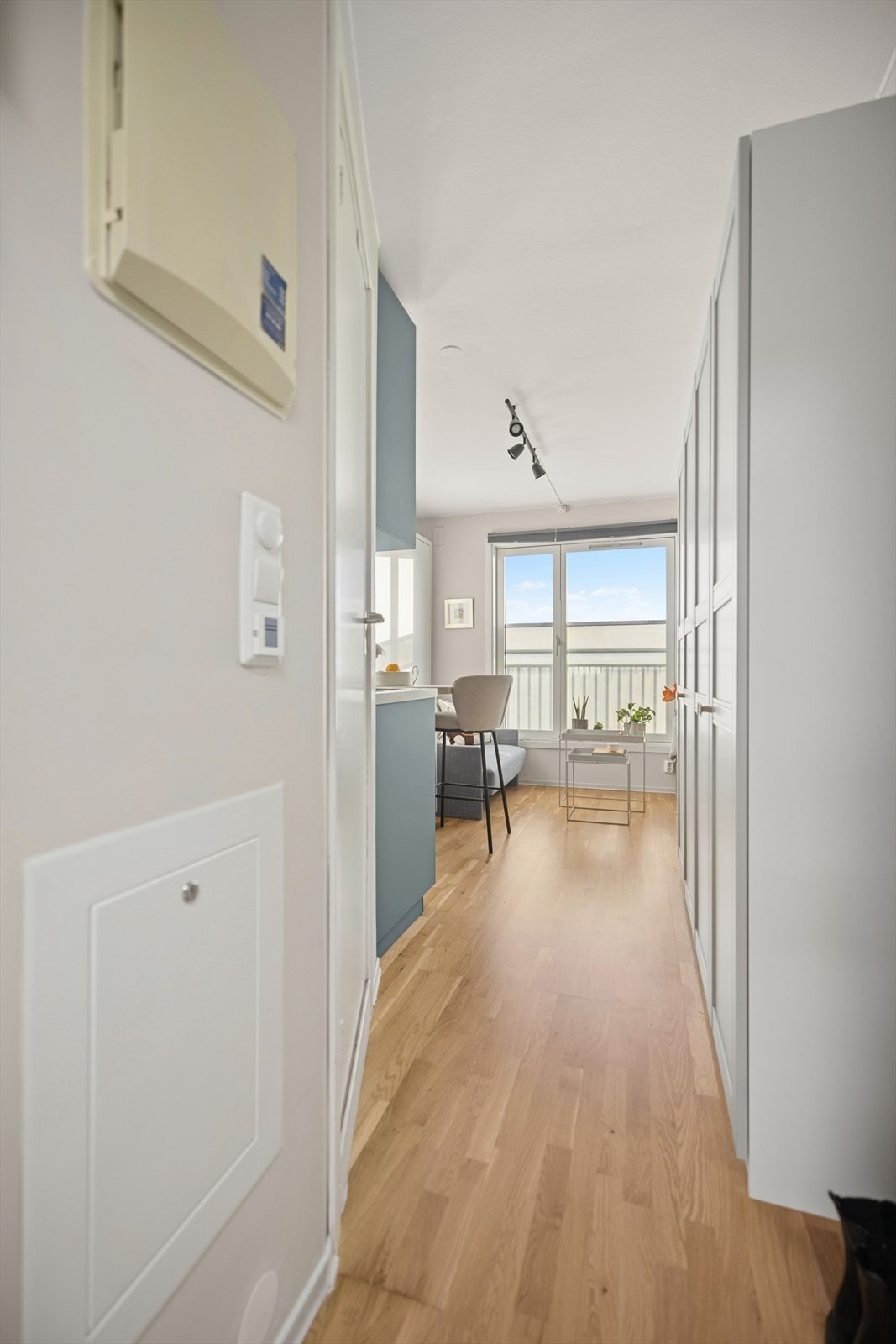 I det du åpner døren inn blir du møtt av en innbydende leilighet. Galleribilde