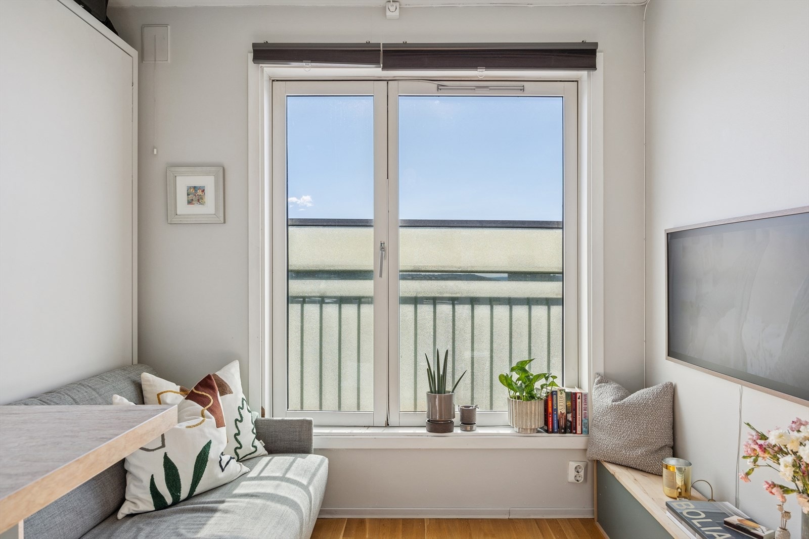 De store vindusflatene gir rommet svært gode lysforhold. Galleribilde