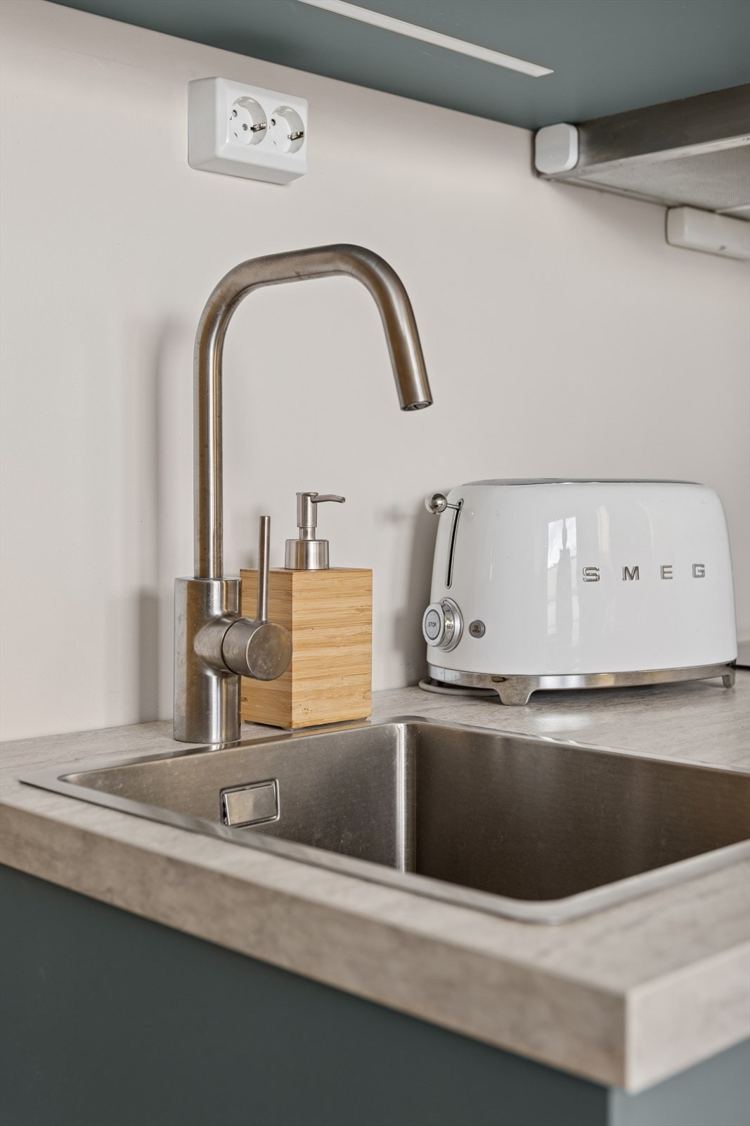 Laminat benkeplate med nedfelt kum i rustfritt stål. Galleribilde