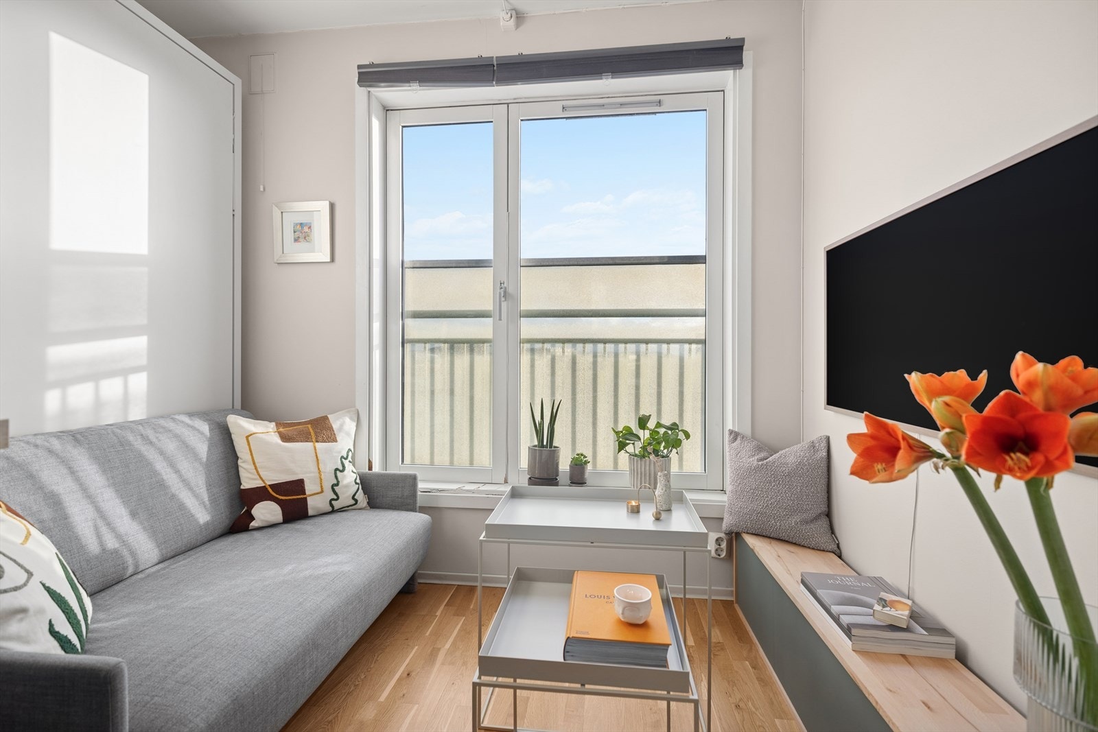 Lys og innbydende stue - perfekt for koselige stunder med venner! Galleribilde