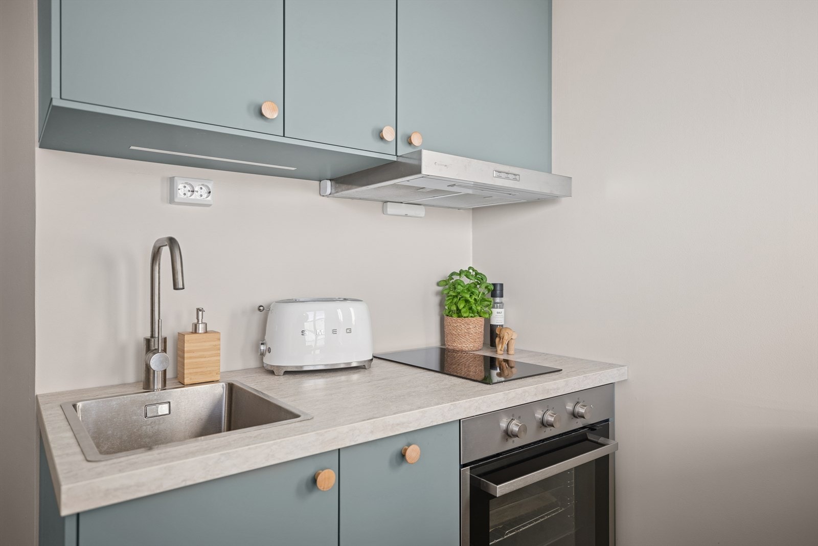 Stilrent kjøkken fra 2023 med glatte fronter og moderne uttrykk. Galleribilde