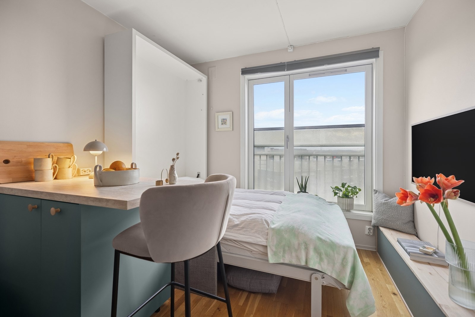 Smart og plassbesparende løsning - bruk den som sofa på dagtid og slå den ut til en komfortabel seng når det er tid for hvile. Galleribilde