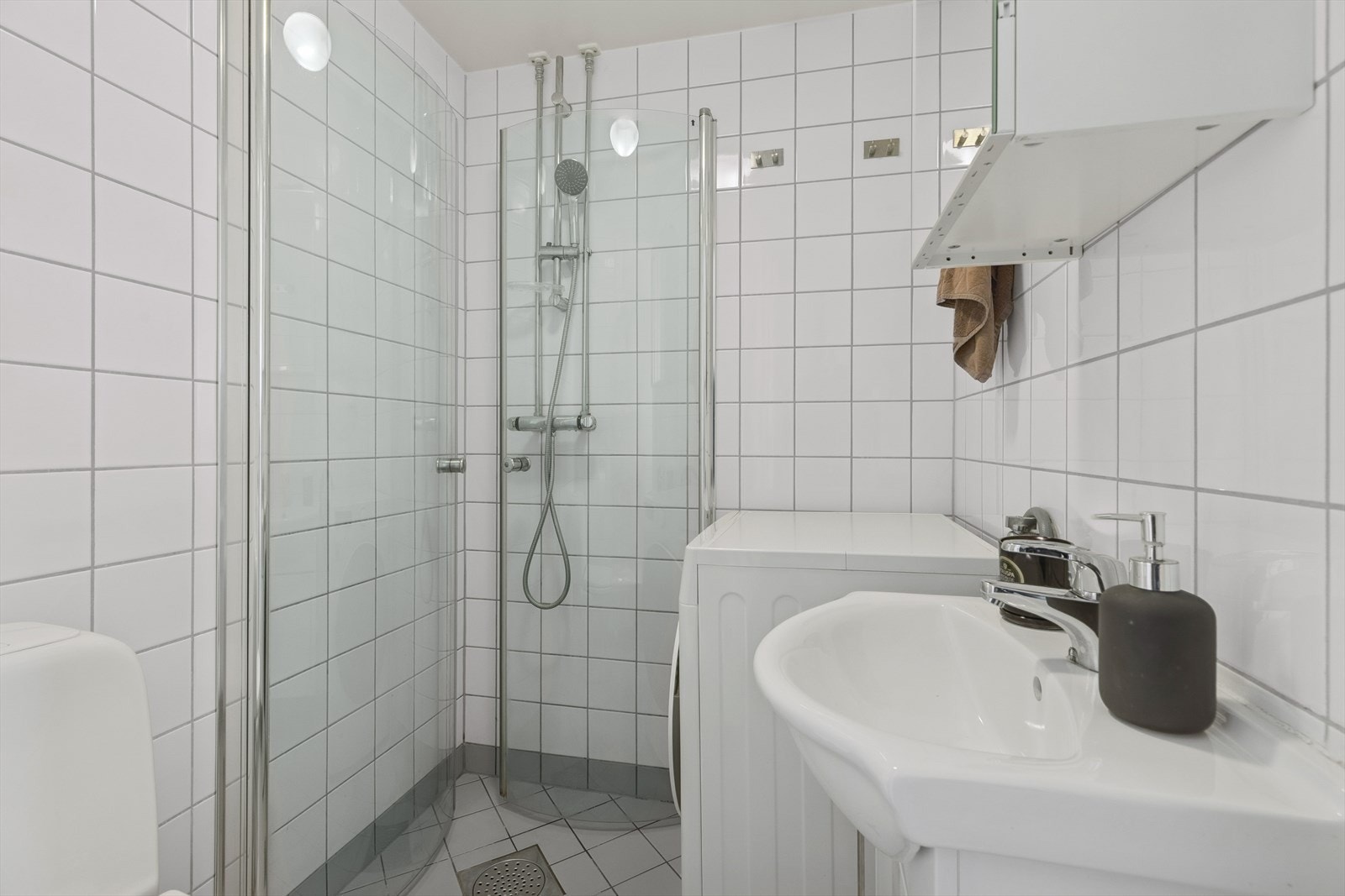 Moderne bad med flislagte vegger, malt tak og elektrisk gulvvarme for ekstra komfort. Galleribilde