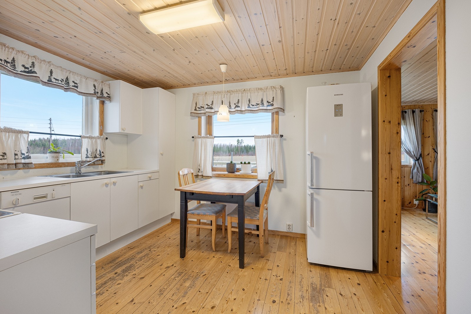 Ved et av vinduene er det fin plass til frokostbord. Galleribilde