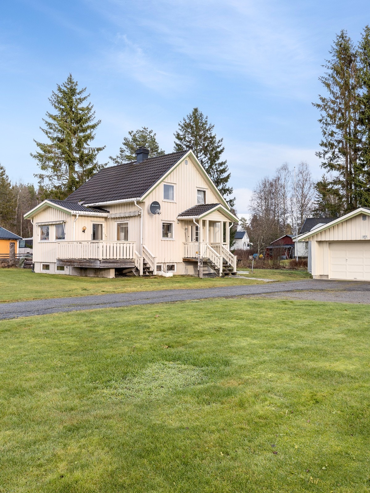 Beliggenheten er ca. 3 km fra Skogbygda hvor du finner skoler, barnehage og idrettsanlegg og ca. 11 km sydvest for Skarnes hvor det finnes et godt utvalg av butikker og daglige servicetilbud. Galleribilde