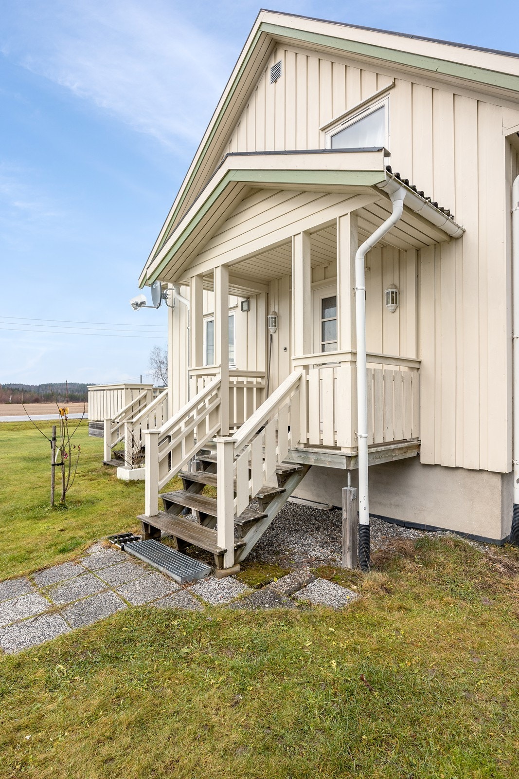 Det er hellelagt adkomst opp til det overbygde inngangspartiet - som ligger i forbindelse med et lite repos. Galleribilde