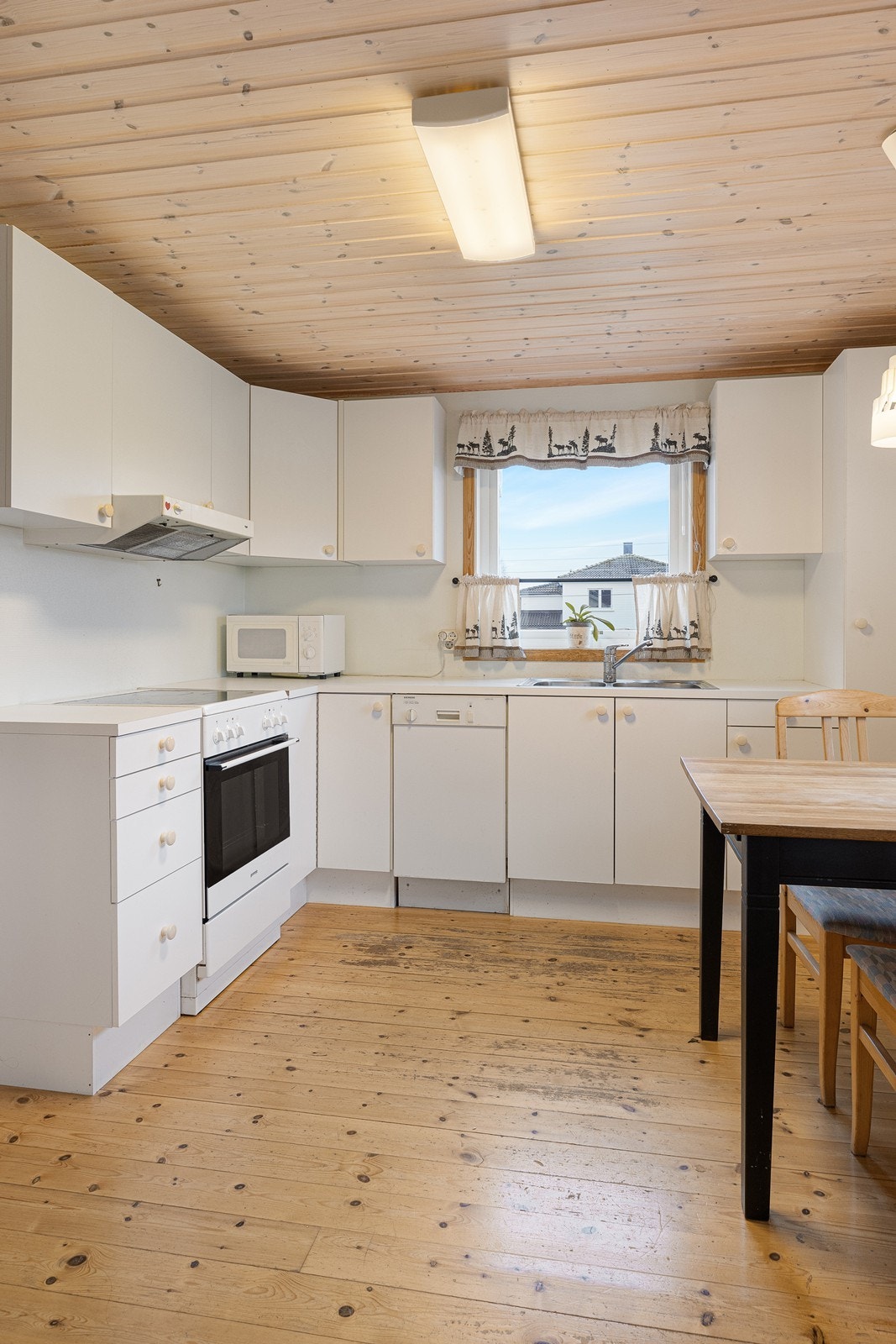 Det er nisje for komfyr og opplegg for oppvaskmaskin. Galleribilde