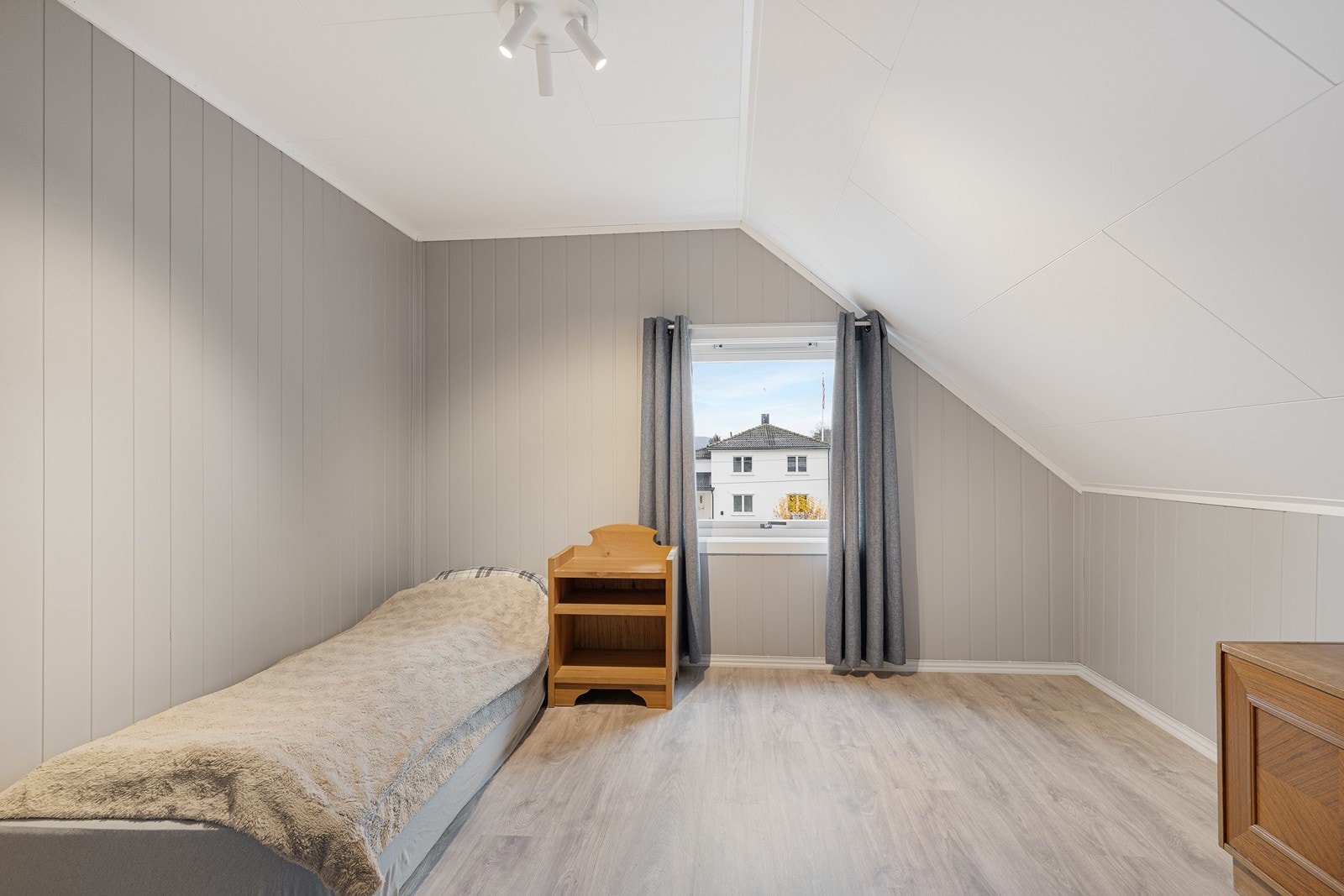 Rommene har store vindusflater som gir godt naturlig dagslys. Soverom 3 er ikke avbildet - da selger i forbindelse med salget har brukt dette som lagringsrom. Galleribilde