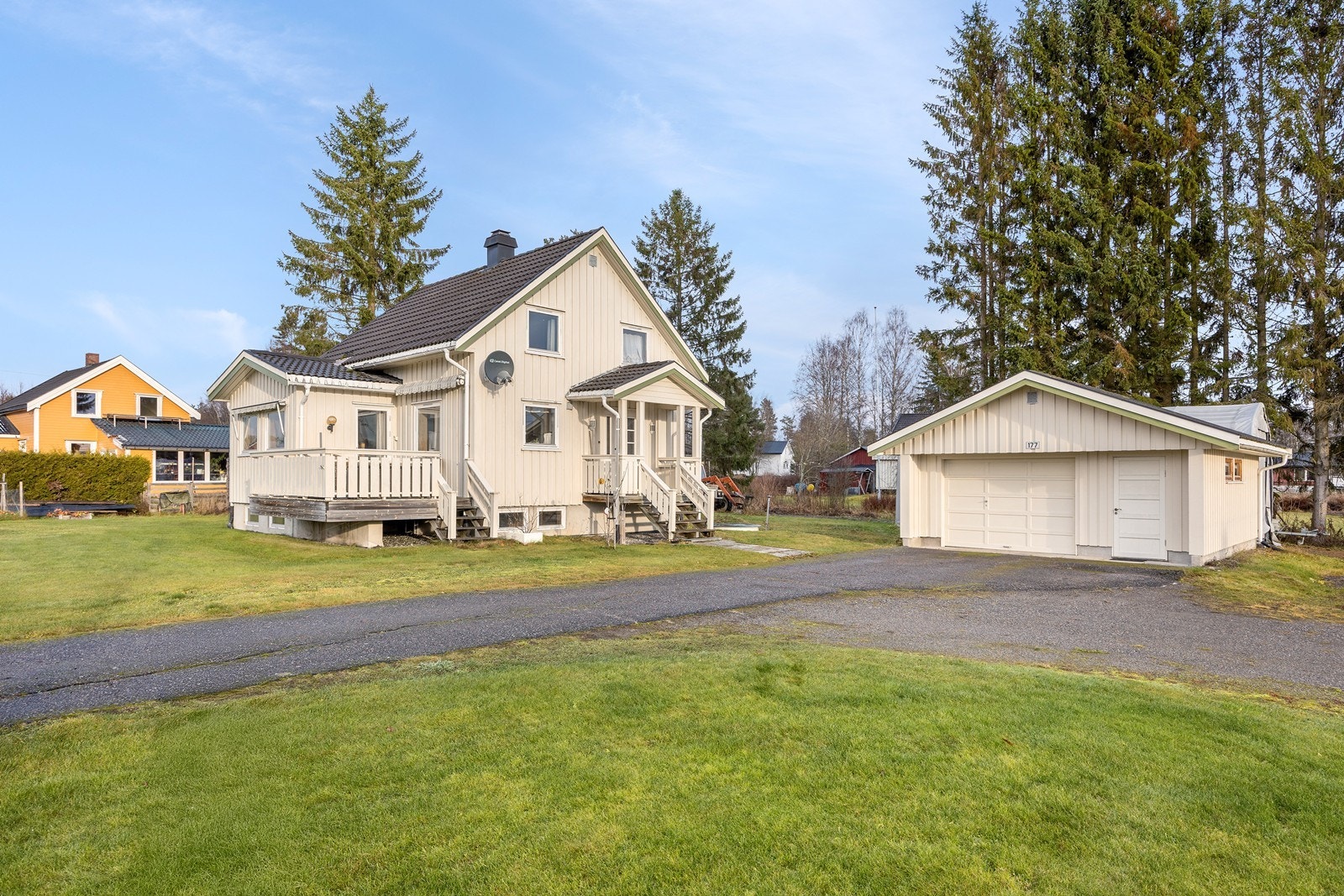 Aktiv Eiendom v/Wenche Roterud har gleden av å presentere Holsvegen 177 - en familievennlig og velholdt enebolig i landlige omgivelser. Galleribilde