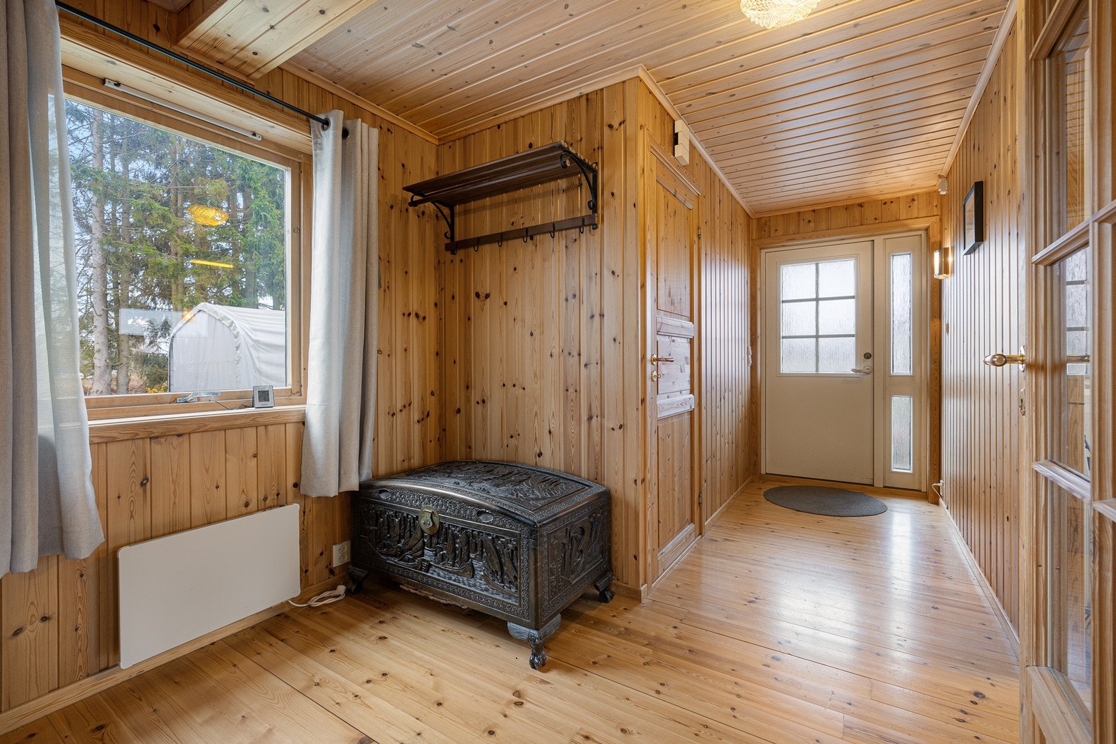 Det er fin plass til knaggrekker og skohyller eller andre ønskede oppbevaringsløsninger. Galleribilde