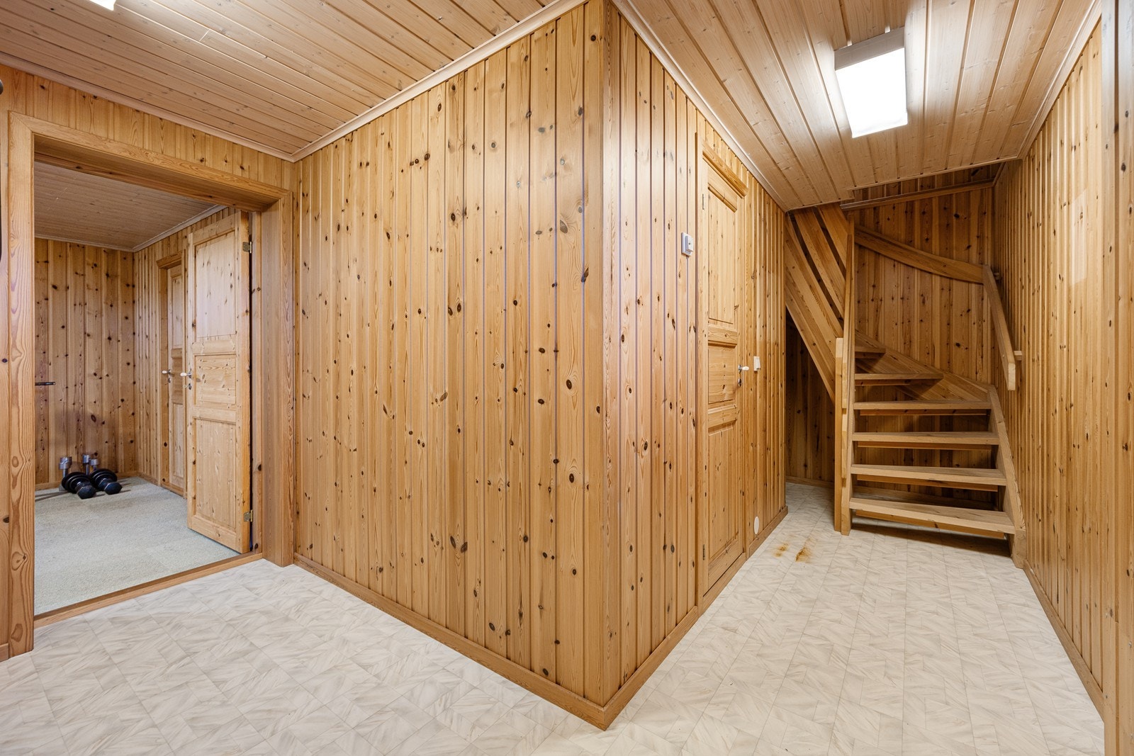 I kjelleretasjen er det trapperom, bad/wc/vaskerom, bod/badstue, innredet rom og bod. Det gjøres oppmerksom på at kjeller ikke er omsøkt bruksendret og ikke tilfredstiller dagens krav til rom for varig opphold. Galleribilde