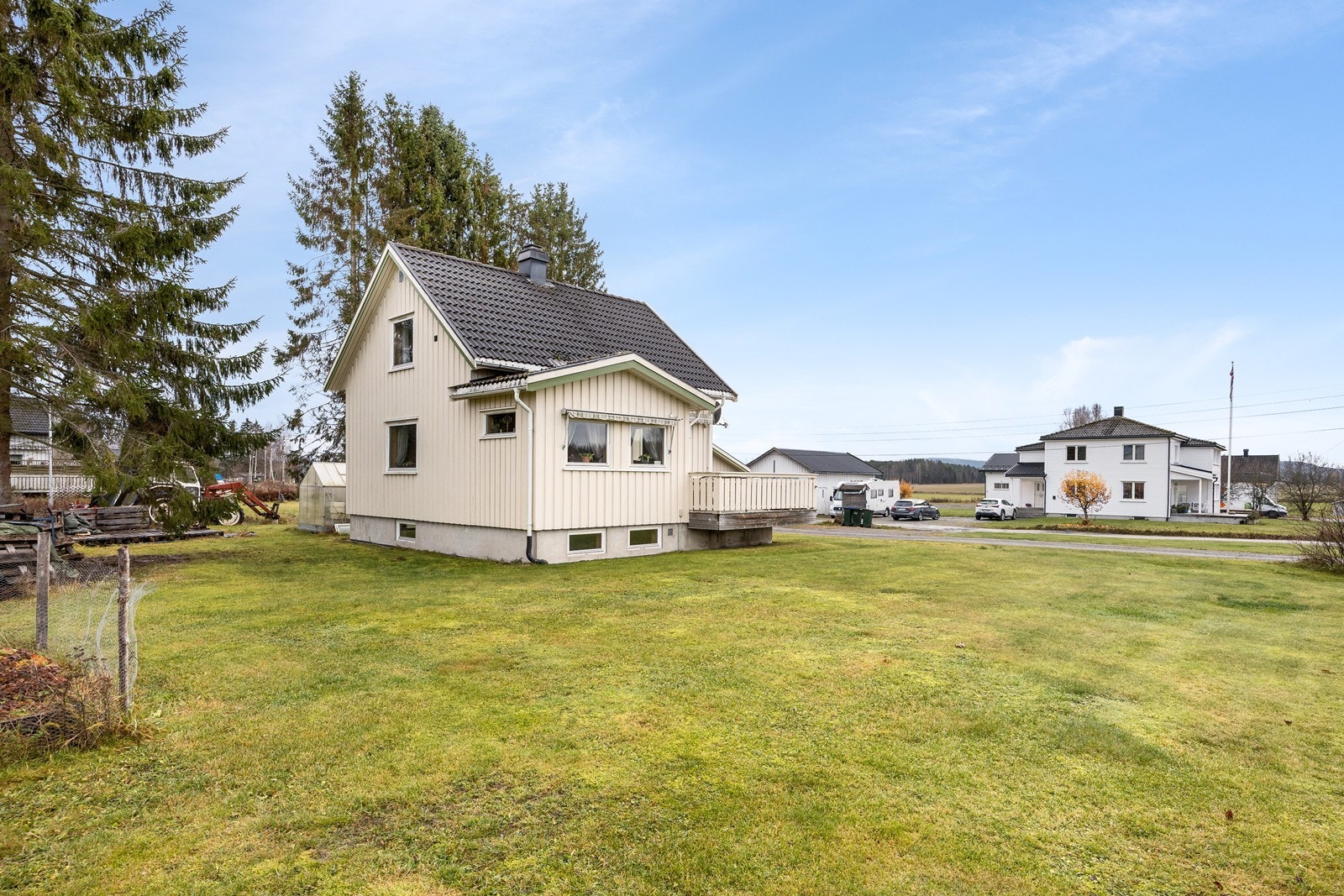 Tomten er på nesten 1,5 mål og byr på rikelig med boltreplass for små og store. Galleribilde