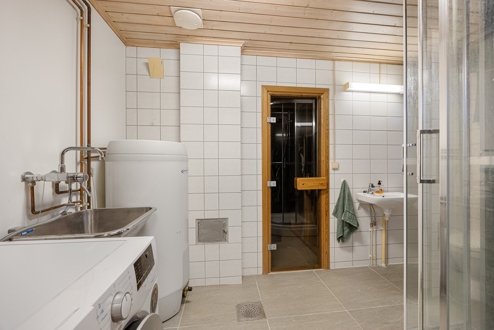 Rommet er en kombinasjon av bad/vaskerom og har også tilgang til badstue. Galleribilde