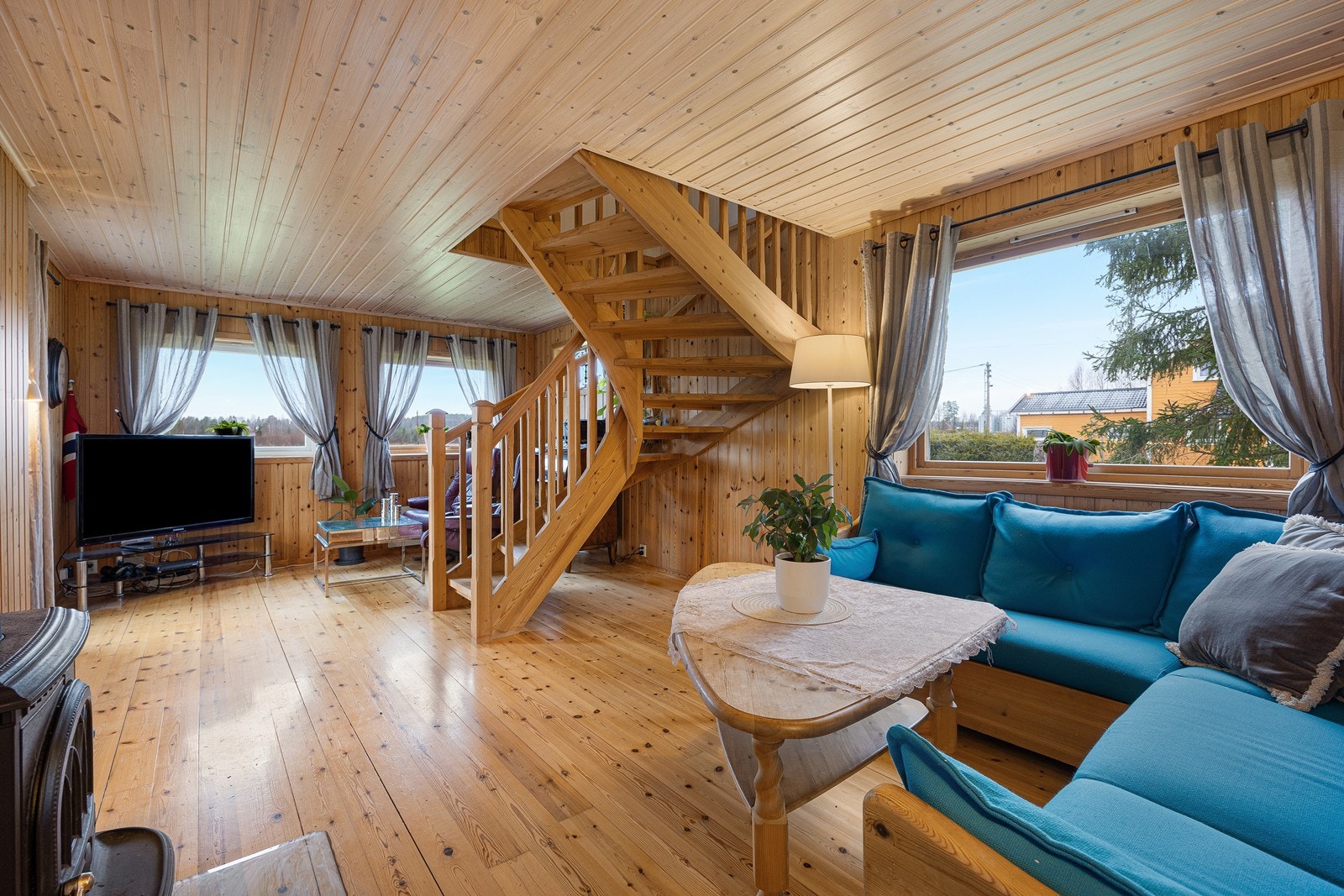 Stuen oppleves som lun og koselig med definerte soner for møblering. Galleribilde