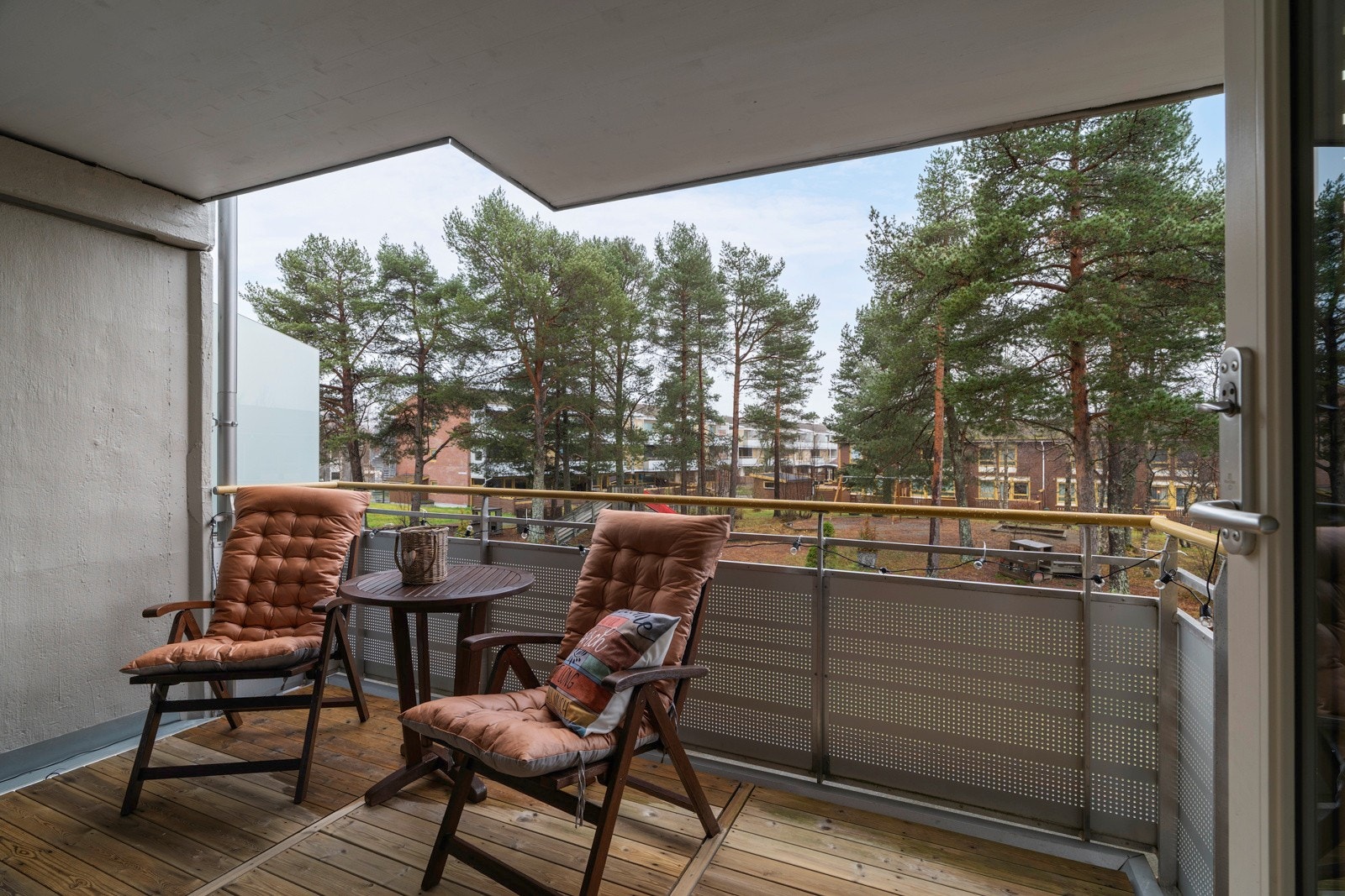 Sørvendt balkong på ca. 10 kvm med takoverbygg Galleribilde