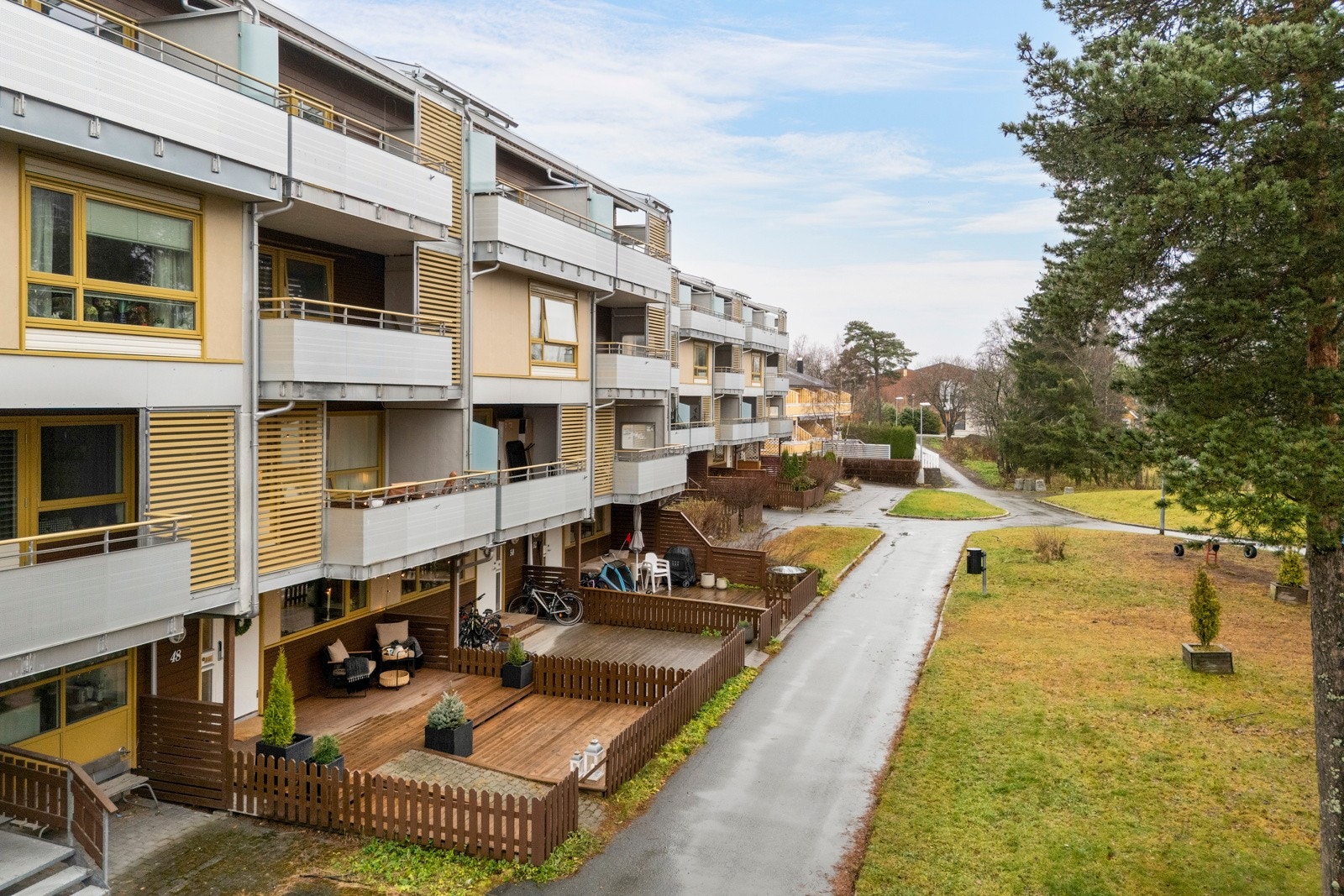 Rekkehusleiligheten går over tre plan og byr på koselige uteplasser på begge sider av boligen. Galleribilde
