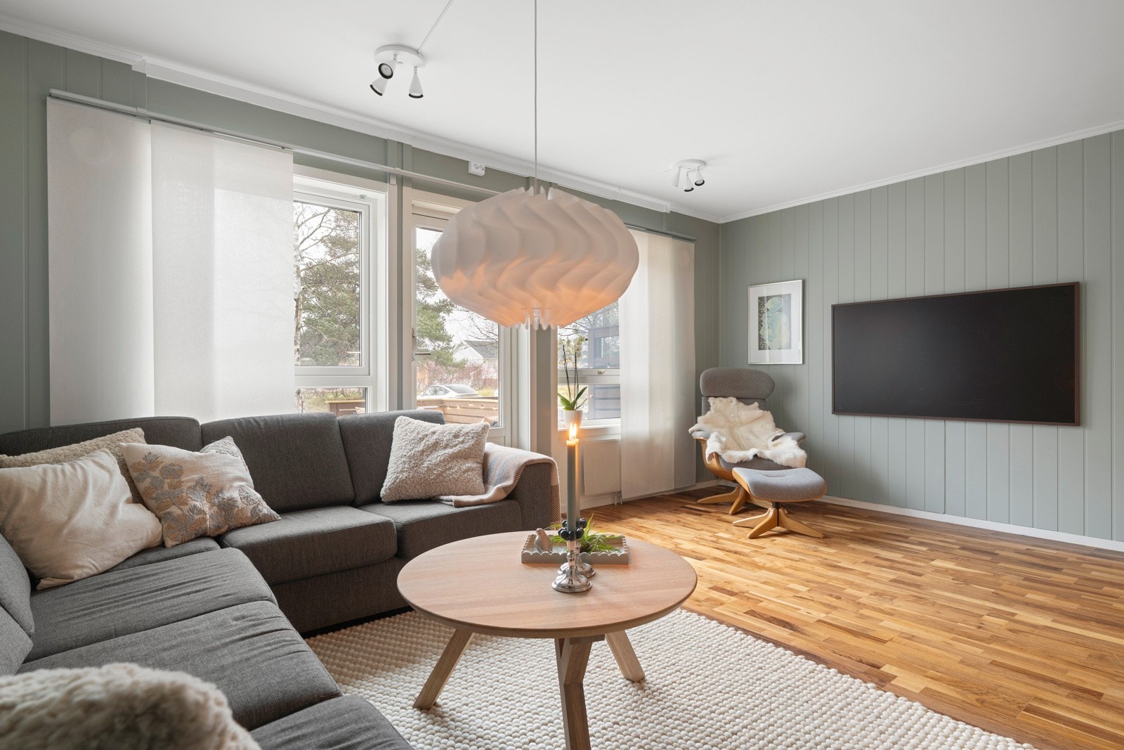 Store vindusflater med rikelig med naturlig belysning Galleribilde