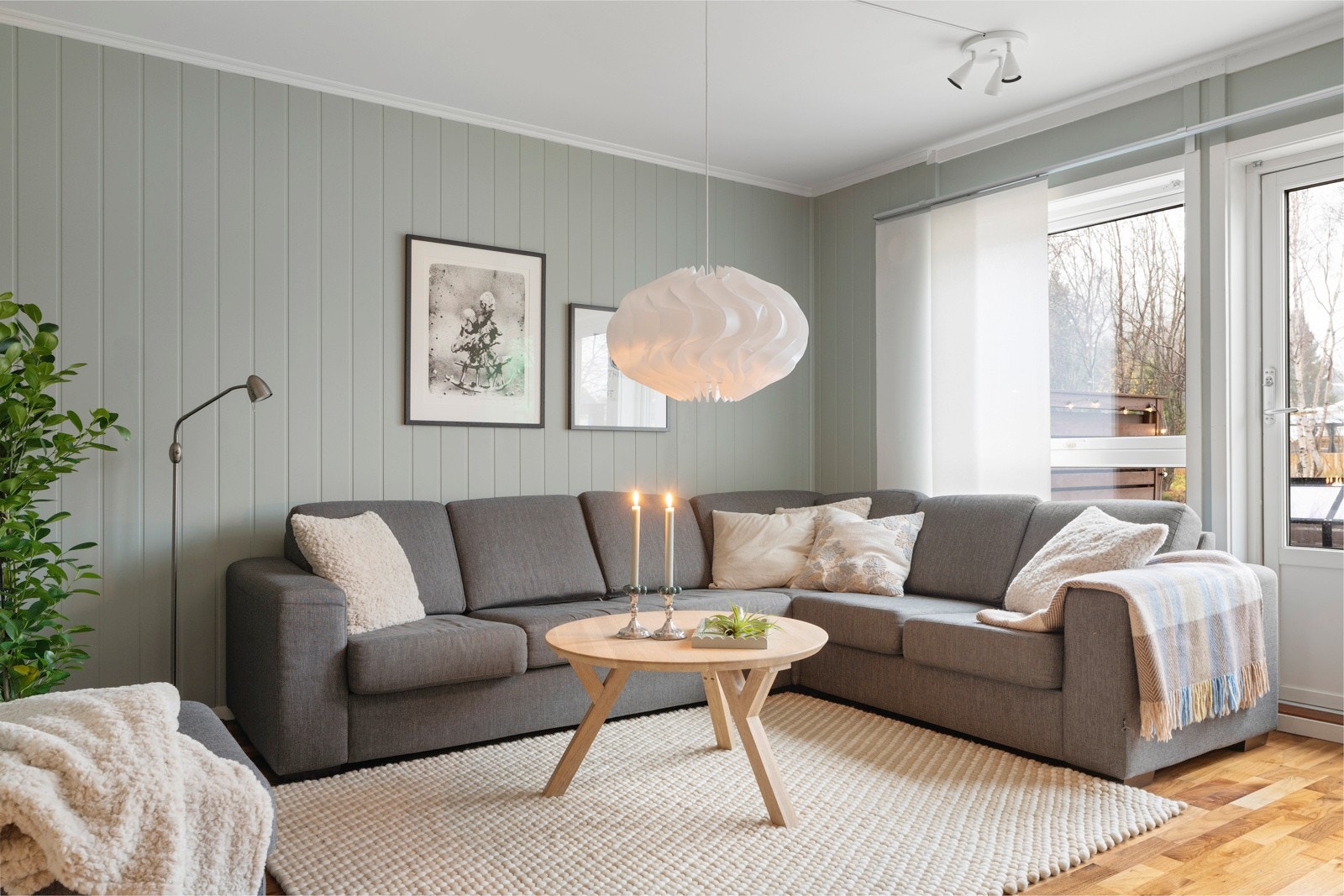 I felleskostnadene har du så og si alt. Tv og internett med fibertilkobling fra Altibox, oppvarming av boligen gjennom fjernvarme fra radiator, vedlikehold av bygg og fellesareal og snømåking når vinteren gjør sin innmarsj. Galleribilde