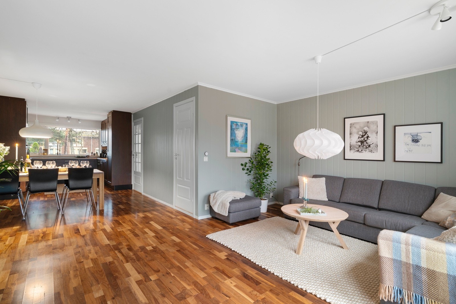 Parkett på stuegulv i første og andre etasje. Galleribilde