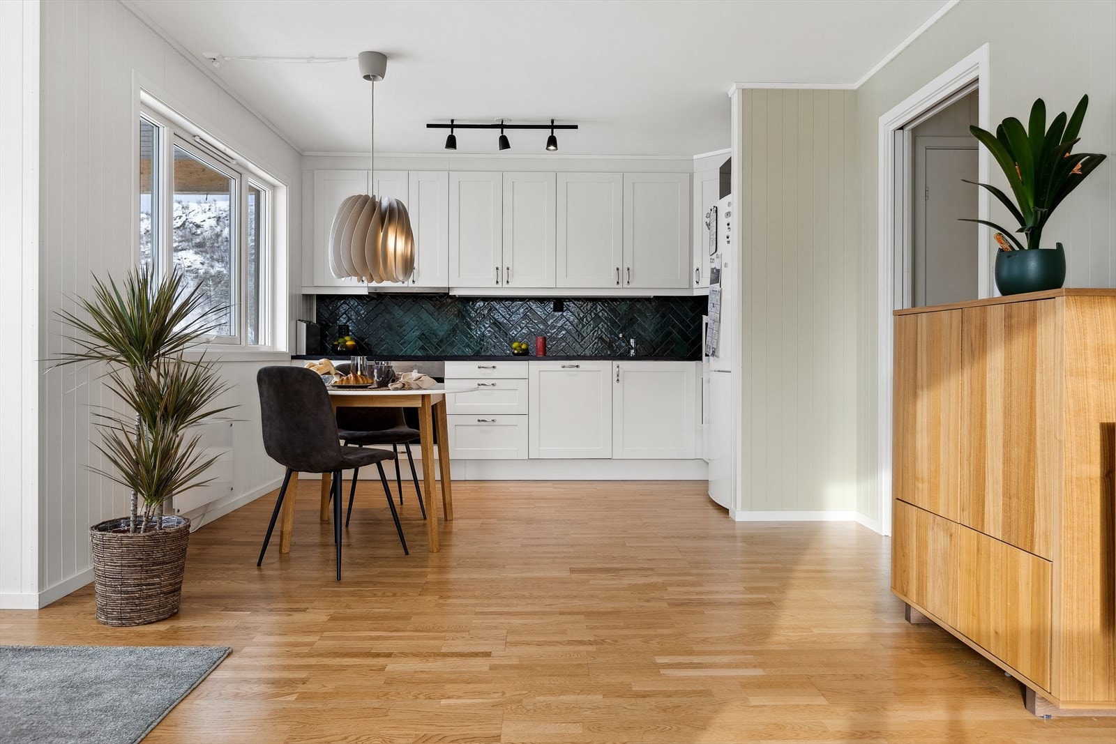 Godt med skapplass og integrerte hvitevarer Galleribilde