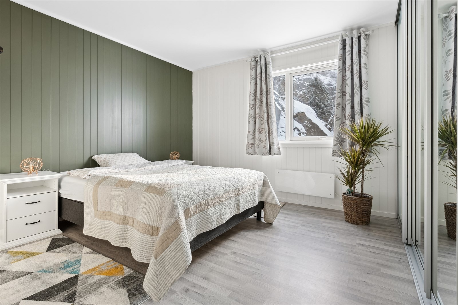 Hovedsoverommet er romslig og med stor skyvedørsgarderobe. Galleribilde