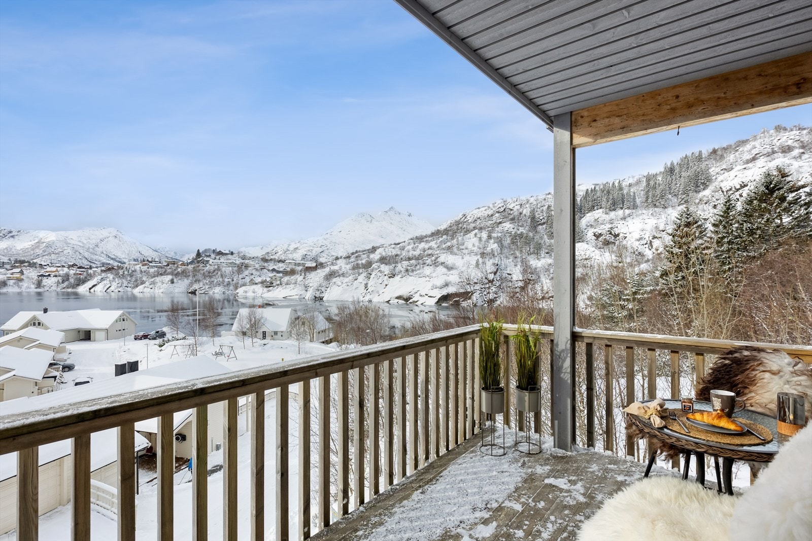 Fra stuen er det adkomst til koselig og solrik balkong Galleribilde