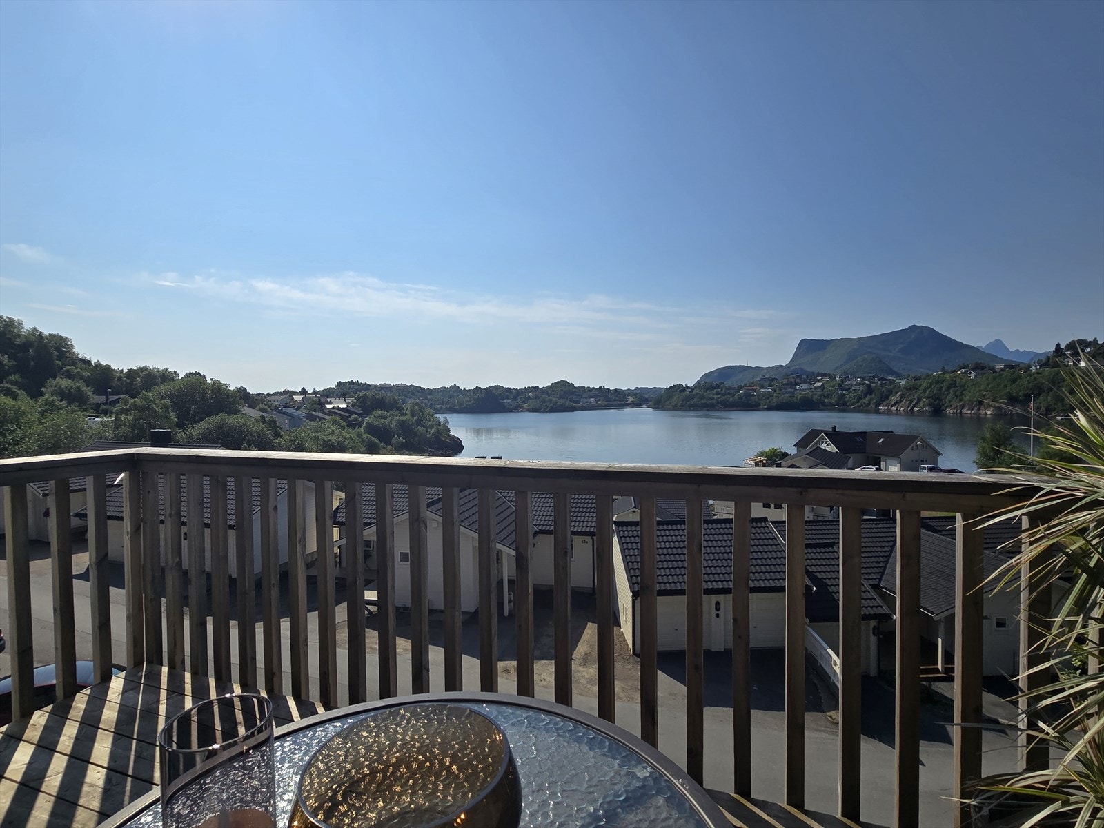 Fantastisk utsikt med rikelig solgang - her kan du nyte både morgenkaffen og lange sommerkvelder i rolige omgivelse Galleribilde