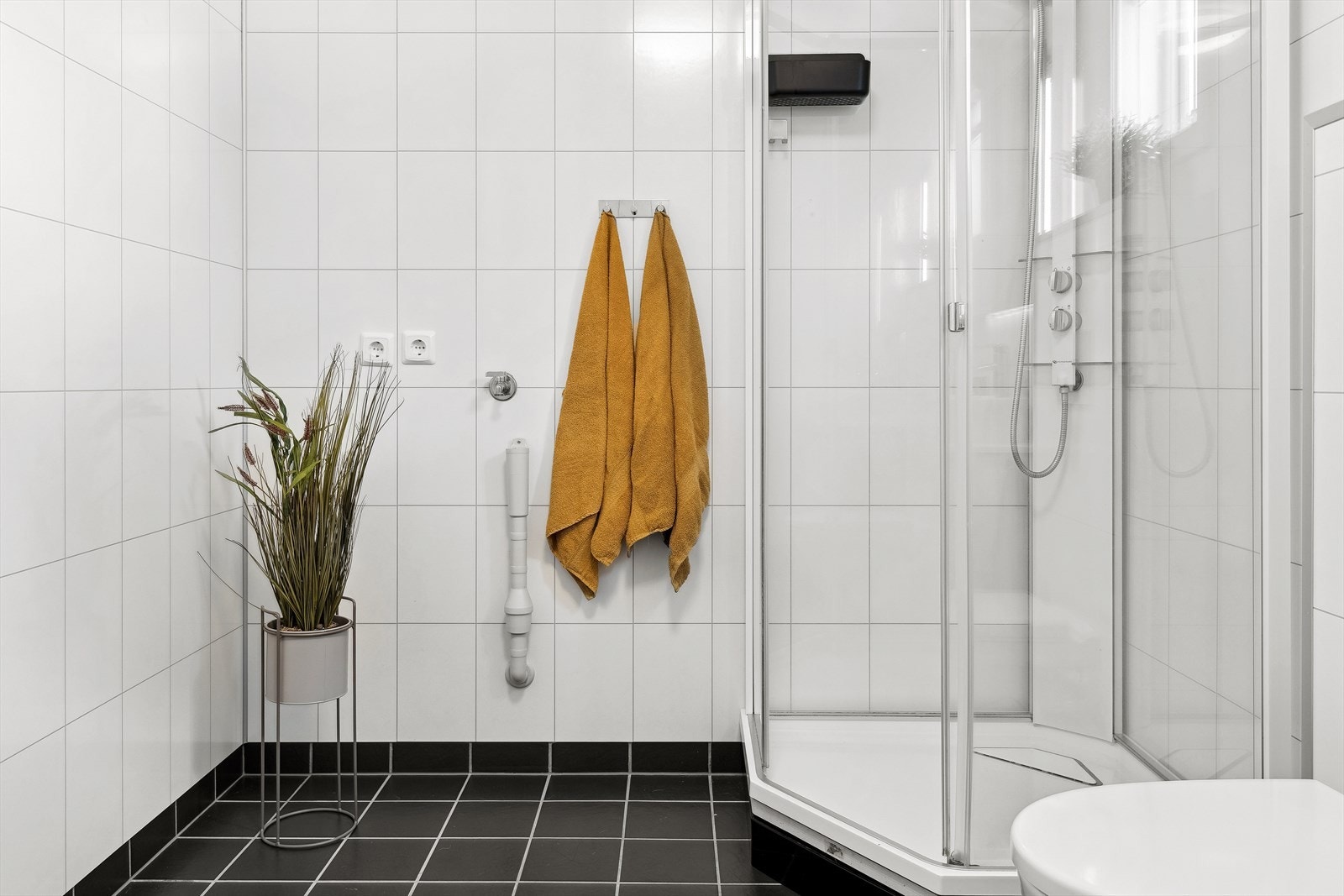 Det er god plass til vaskemaskin og tørketrommel på badet Galleribilde