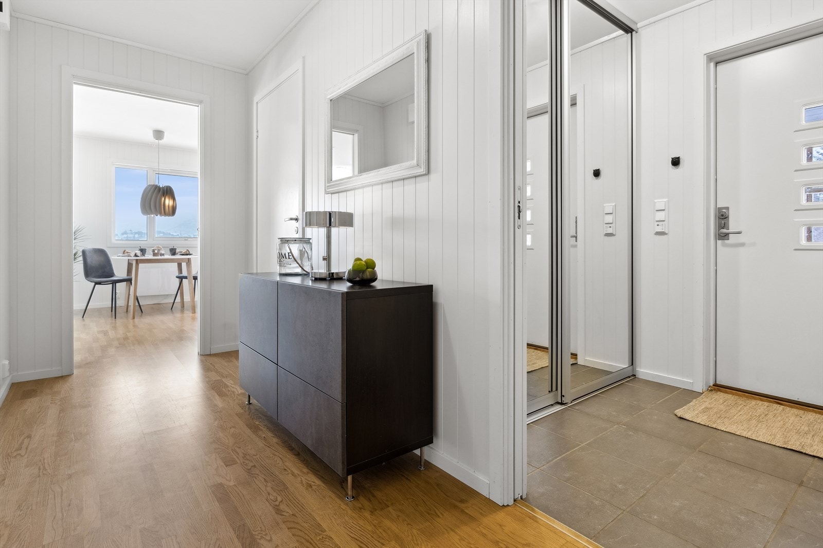 Videre inn i leiligheten gang som fører deg inn i resten av rommene Galleribilde