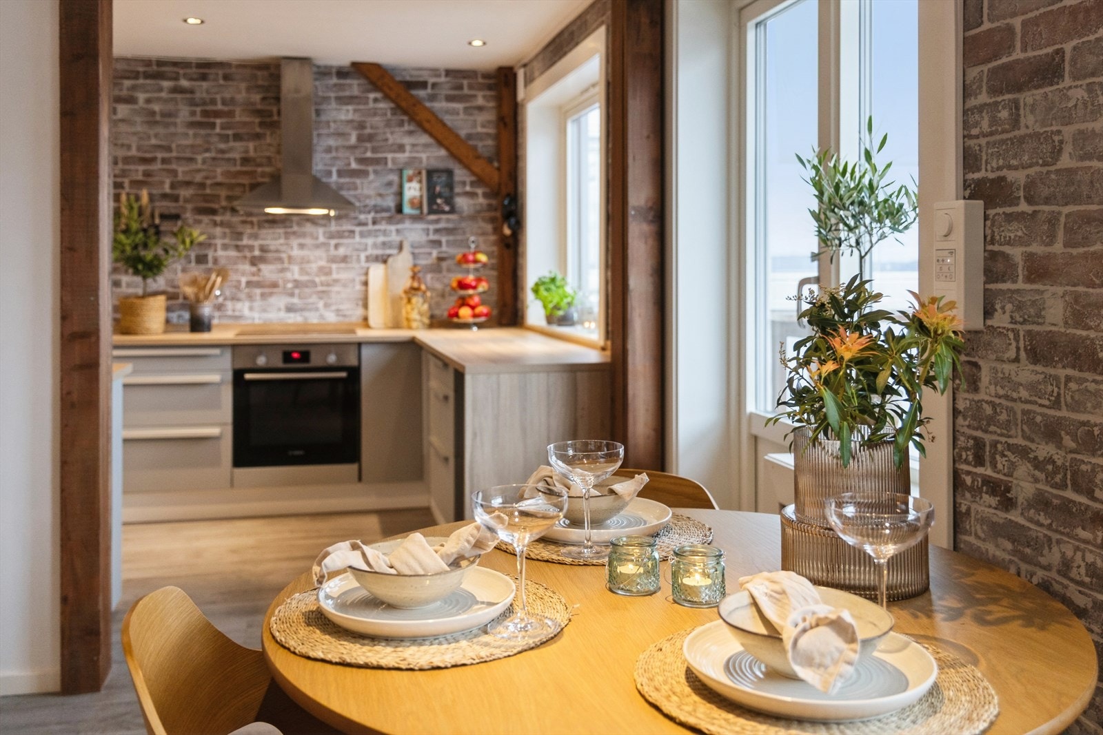 Elegant 3-roms toppleilighet med innglasset balkong og moderne komfort. Galleribilde