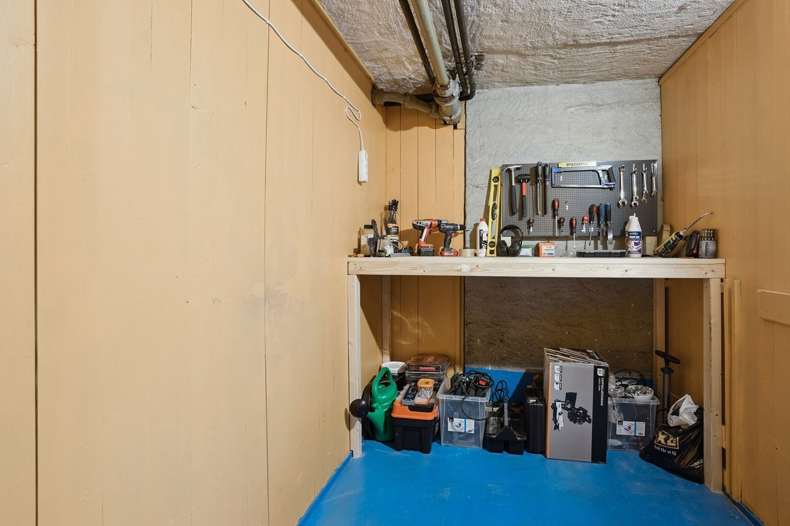 Leiligheten har rikelig med oppbevaringsmuligheter i to boder på loft og to boder i underetasjen. Galleribilde