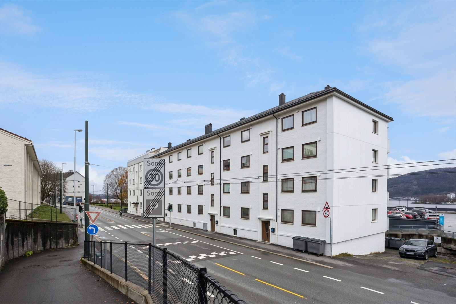 Leiligheten har en svært sentral beliggenhet på Laksevåg, med ett minutts gange til Laksevåg senter. Galleribilde