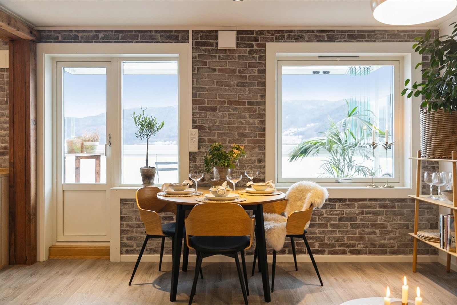 Vegger i malt betong og lekker tegl, og laminatgulv fra 2018. Ventilasjonsanlegg (med varmegjenvinning) i stue, kjøkken og begge soverom. Galleribilde