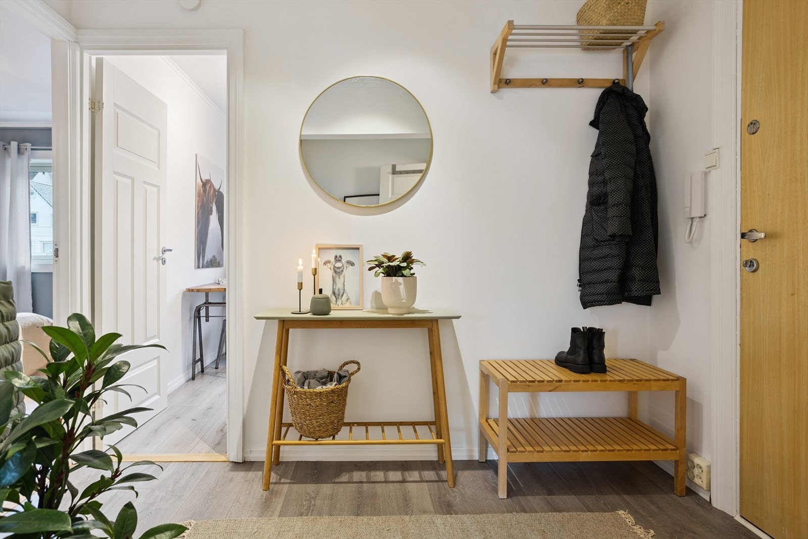 Romslig entré med laminatgulv (2018) og plass til oppbevaring. Vegger holdt i lyse fargetoner som gir et rent og moderne preg. Galleribilde