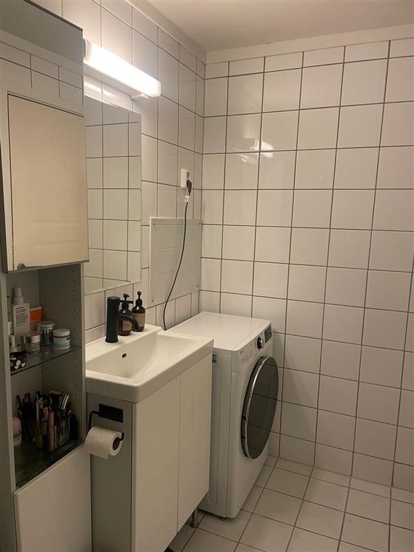 Bad med kombiner vaskemaskin og tørketrommel Galleribilde