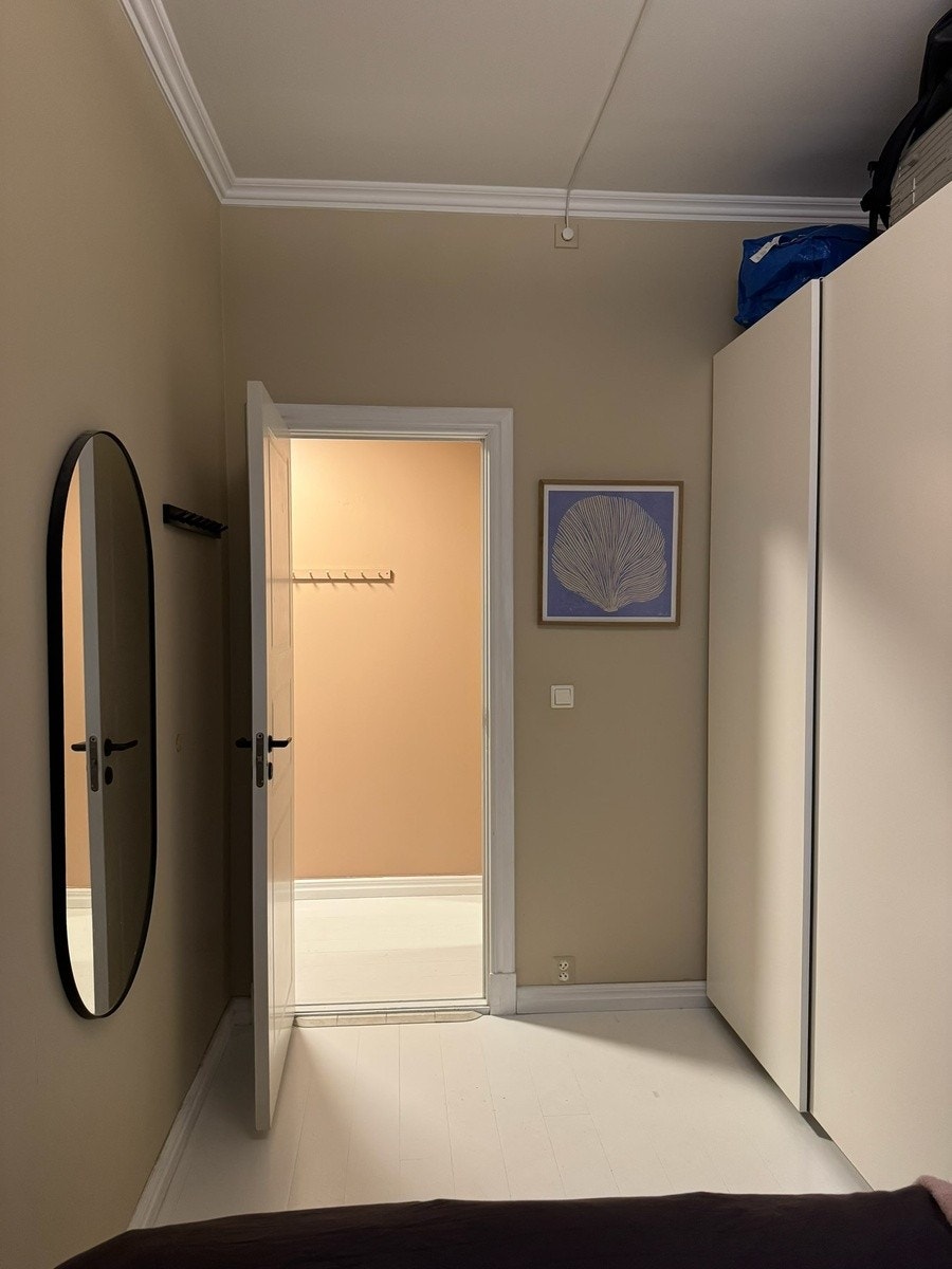 Soverom med stort garderobeskap Galleribilde