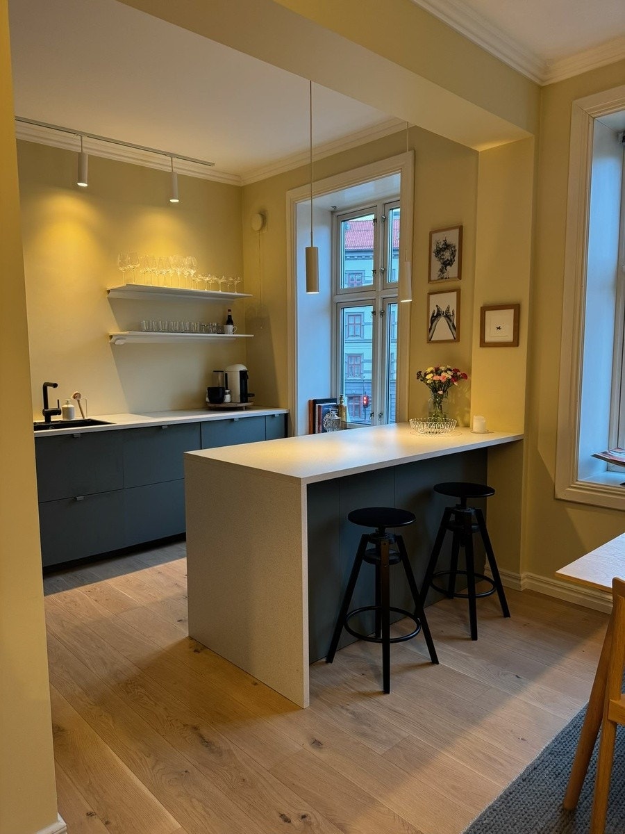 Kjøkken med åpen løsning og kjøkkenøy Galleribilde