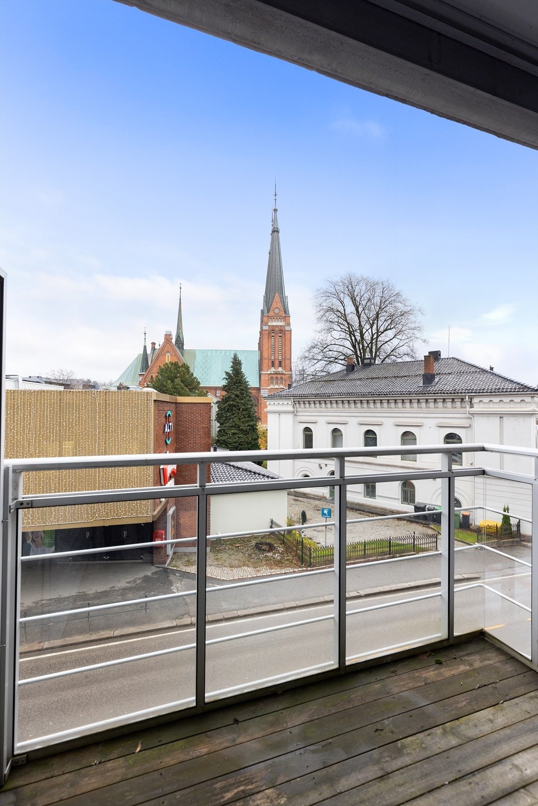 Fra stuen er det utgang til delvis overbygget balkong mot øst, som vender ut mot Lietorvet og Skien kirke. Galleribilde