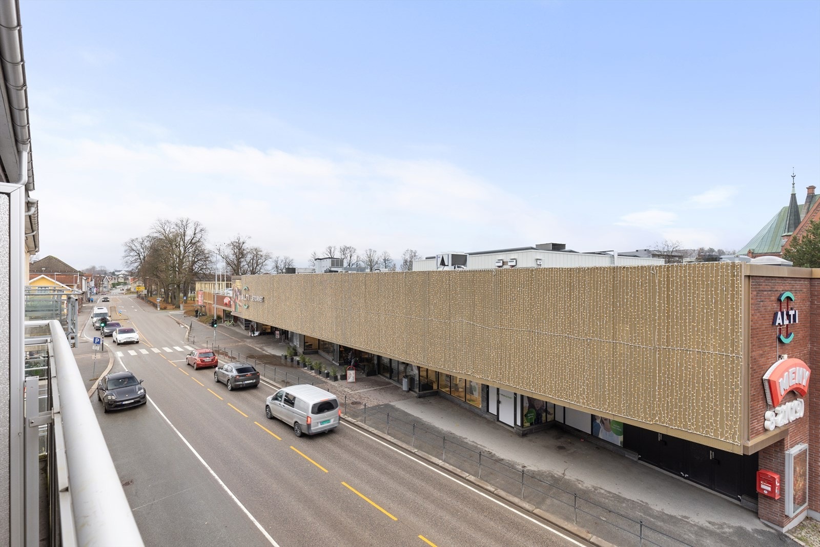Balkongen er oppbygget med dekke i betong og med gulv av impregnerte materialer, samt rekkverk i glass og aluminium. Galleribilde