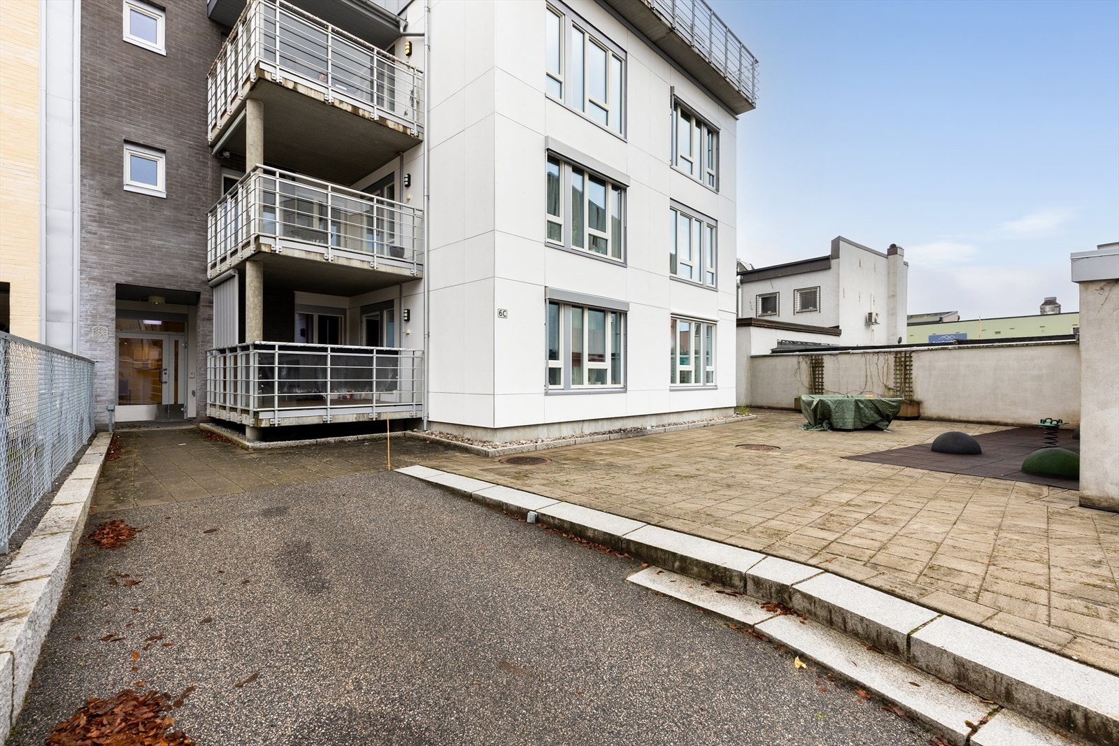 Borettslaget har en lun og skjermet bakgård, som er pent opparbeidet med asfalt og belegningsstein. Galleribilde