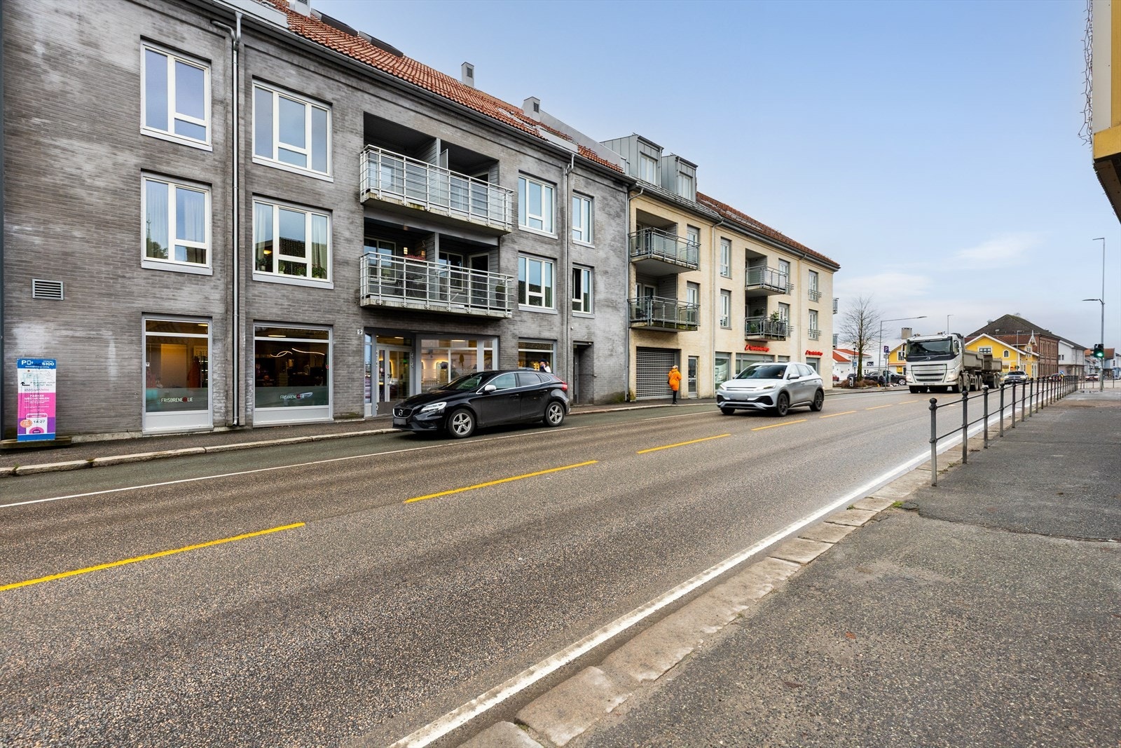 I umiddelbar nærhet ligger Lie Bydelshus og Lietorvet med dagligvareforretning og diverse butikker, samt apotek og kafé. Galleribilde