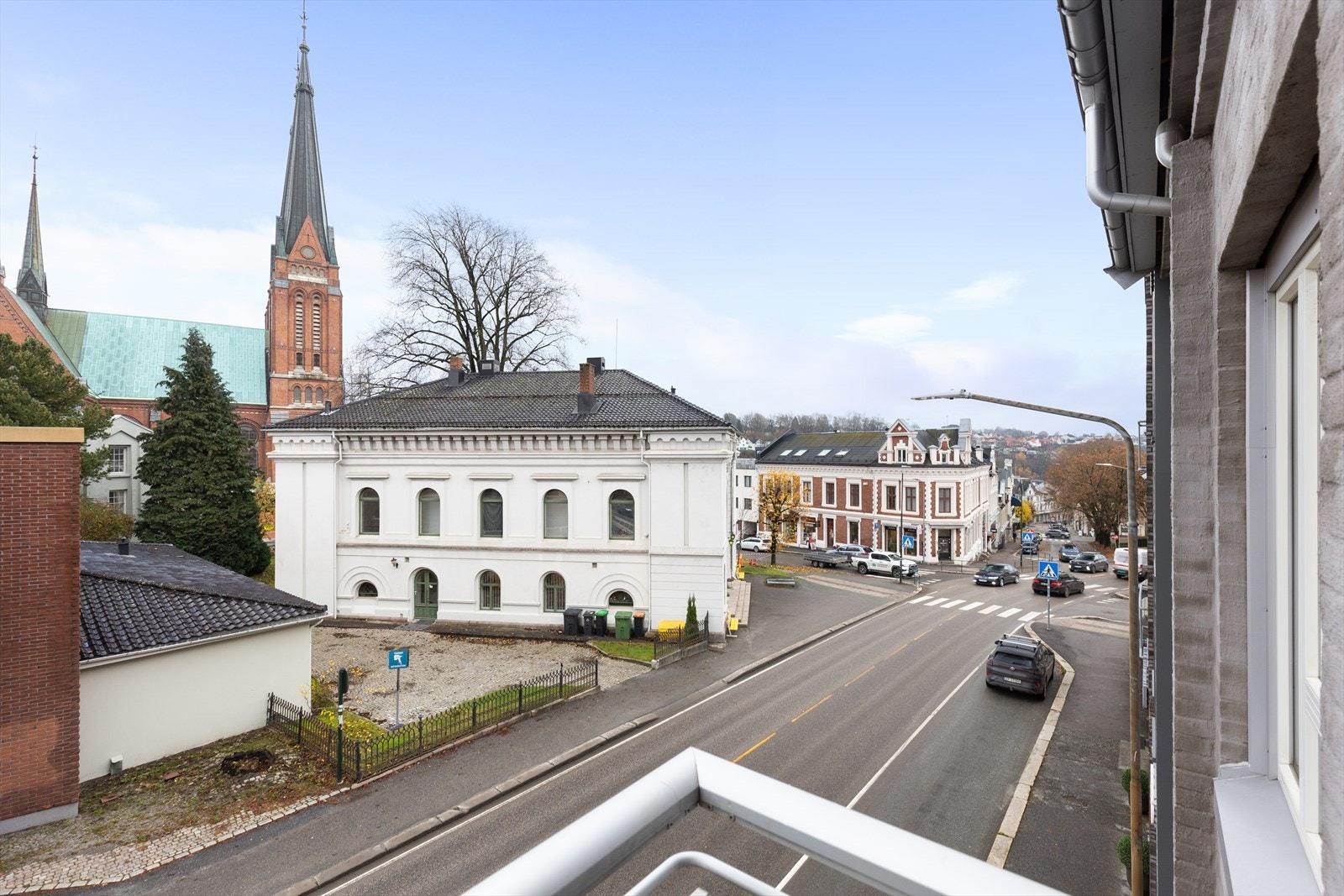 Leiligheten innehar en god, arealeffektiv planløsning. Egen, delvis overbygget balkong mot øst og enkel adkomst via heis eller trapp. Galleribilde