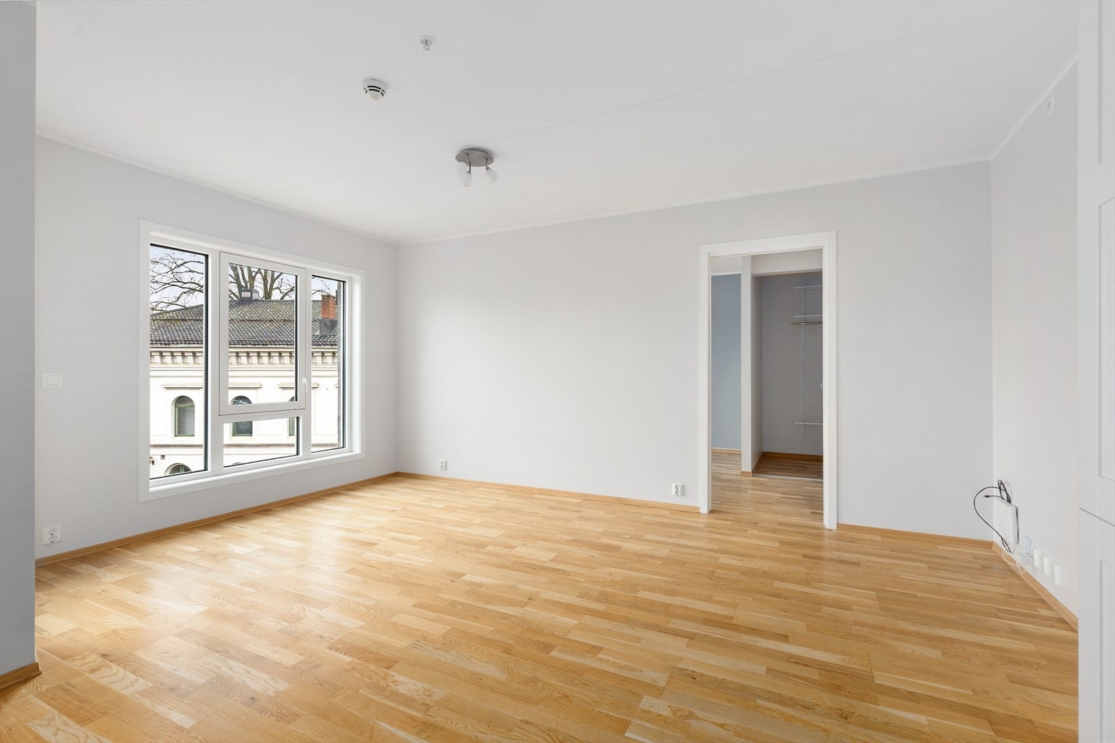 Lys og romslig stue med fine overflater, kjøkken i åpen løsning og store vindusflater som slipper inn godt med naturlig lys. Galleribilde