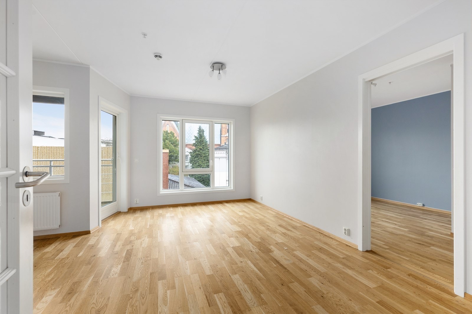 Leiligheten holder en god standard, med parkett hele veien som gir en fin helhet. Slette veggflater malt opp i lyse, tidsriktige farger. Galleribilde