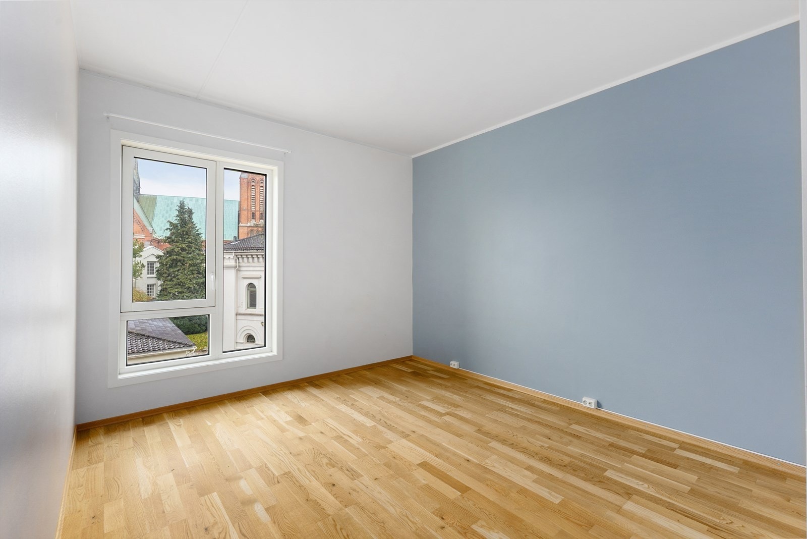 Leiligheten har et lyst og romslig soverom, med adkomst fra stuen via plassbesparende skyvedør. Dør til praktisk tilliggende bad. Galleribilde