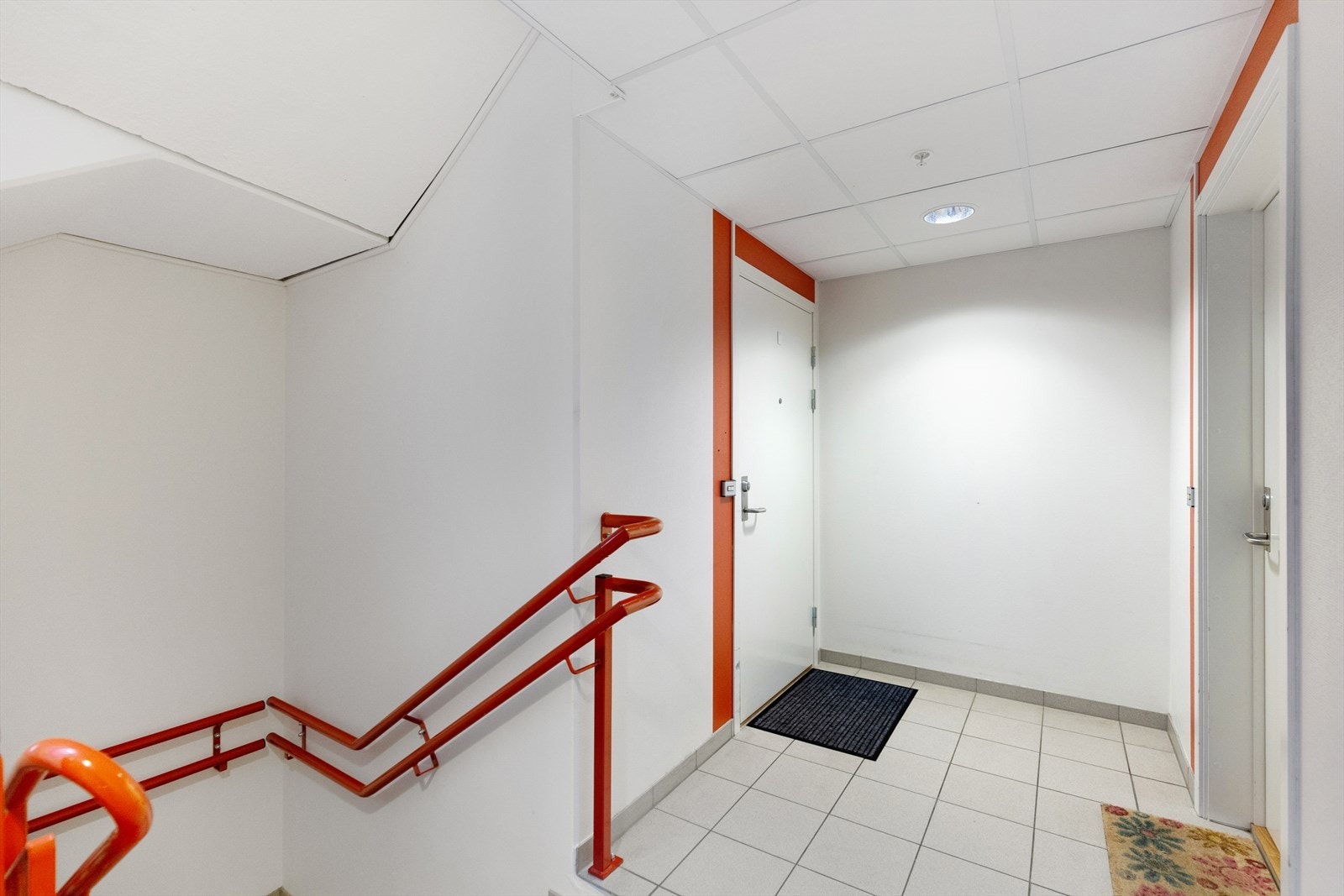 Leiligheten ligger fint til i 3. etasje og har enkel adkomst via heis eller trapp. Innvendige fellesarealer er lyse, med flis på gulv. Galleribilde