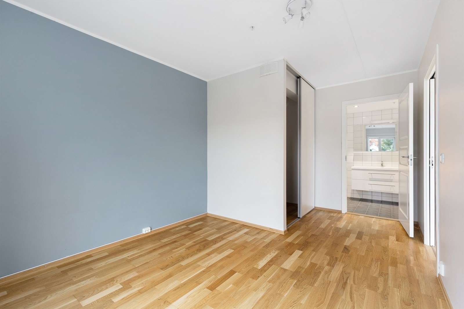 Her er det god plass til dobbeltseng og en dyp skyvedørsgarderobe med god plass til klesoppbevaring. Galleribilde